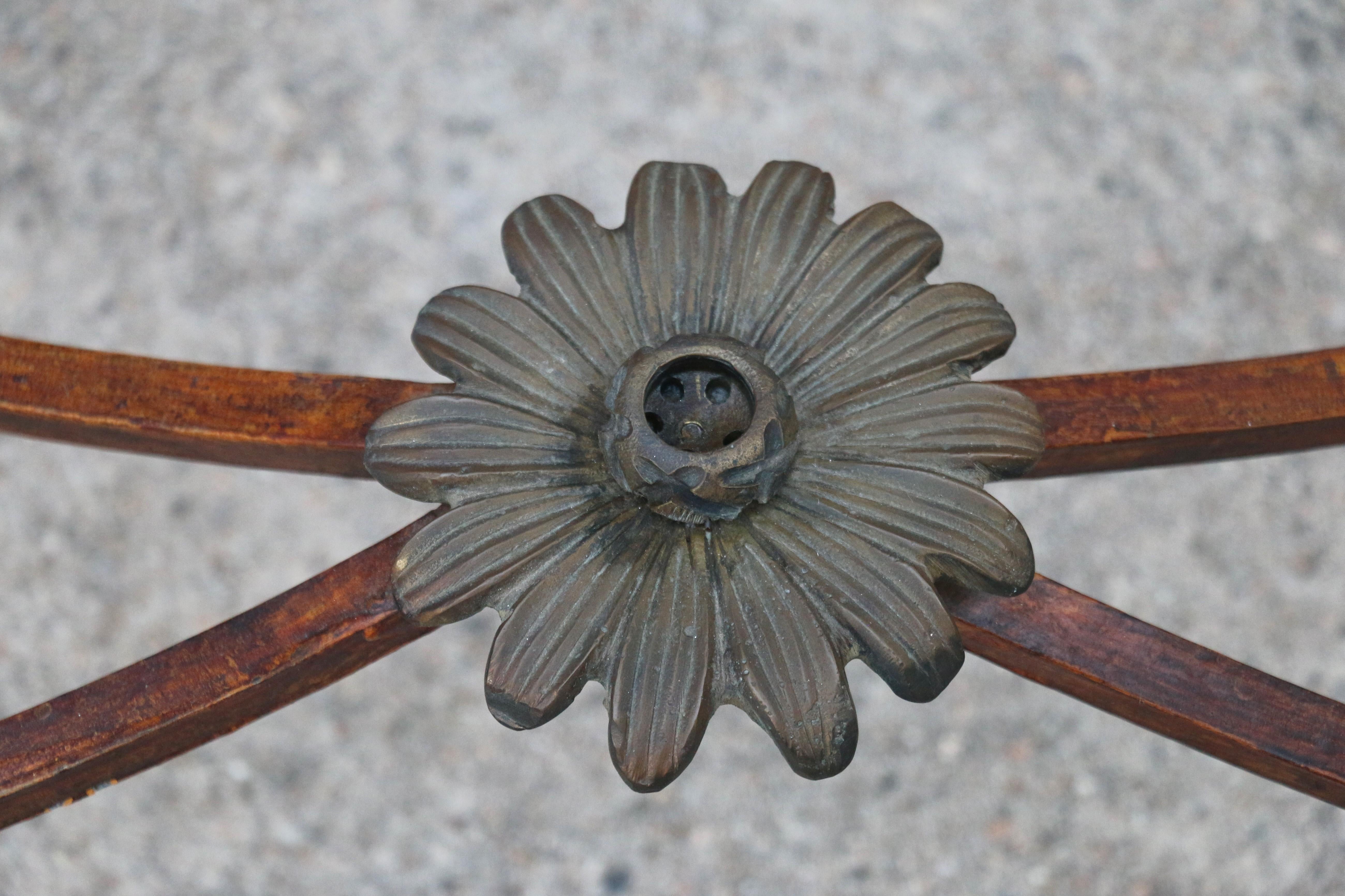 Table de salle à manger italienne sculpturale vintage en laiton et métal, et plateau en verre en vente 12