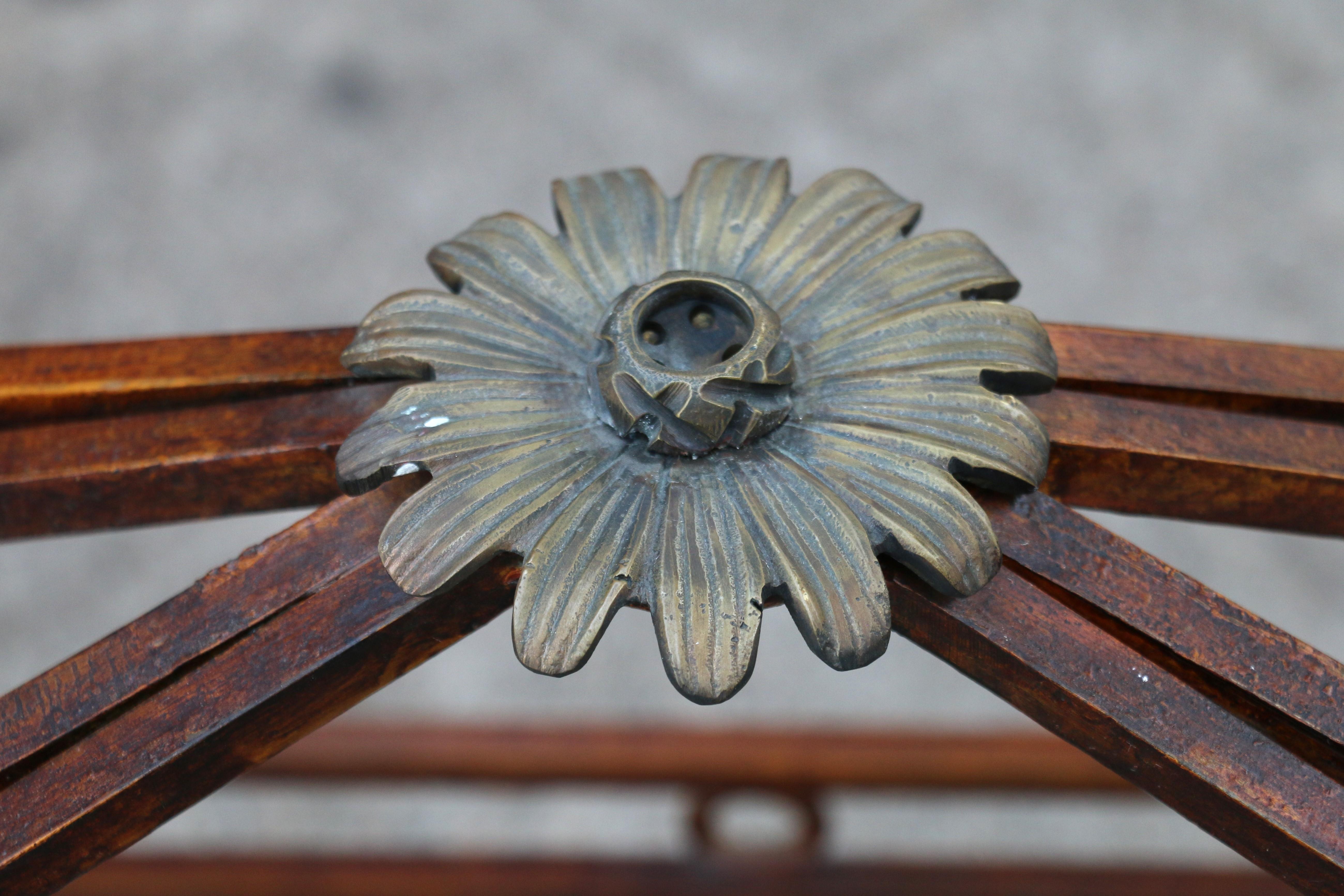 Table de salle à manger italienne sculpturale vintage en laiton et métal, et plateau en verre en vente 13