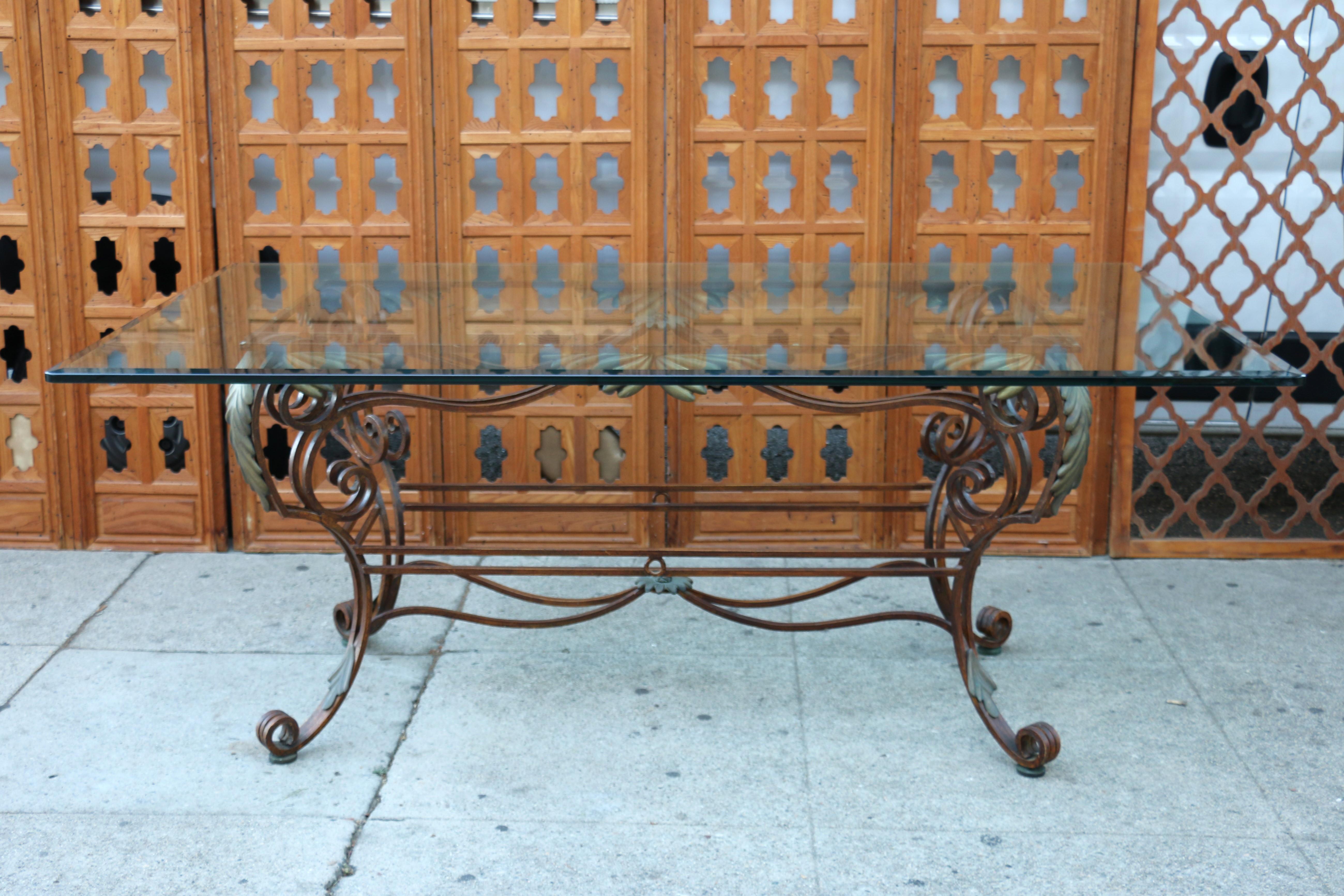 Mid-Century Modern Table de salle à manger italienne sculpturale vintage en laiton et métal, et plateau en verre en vente