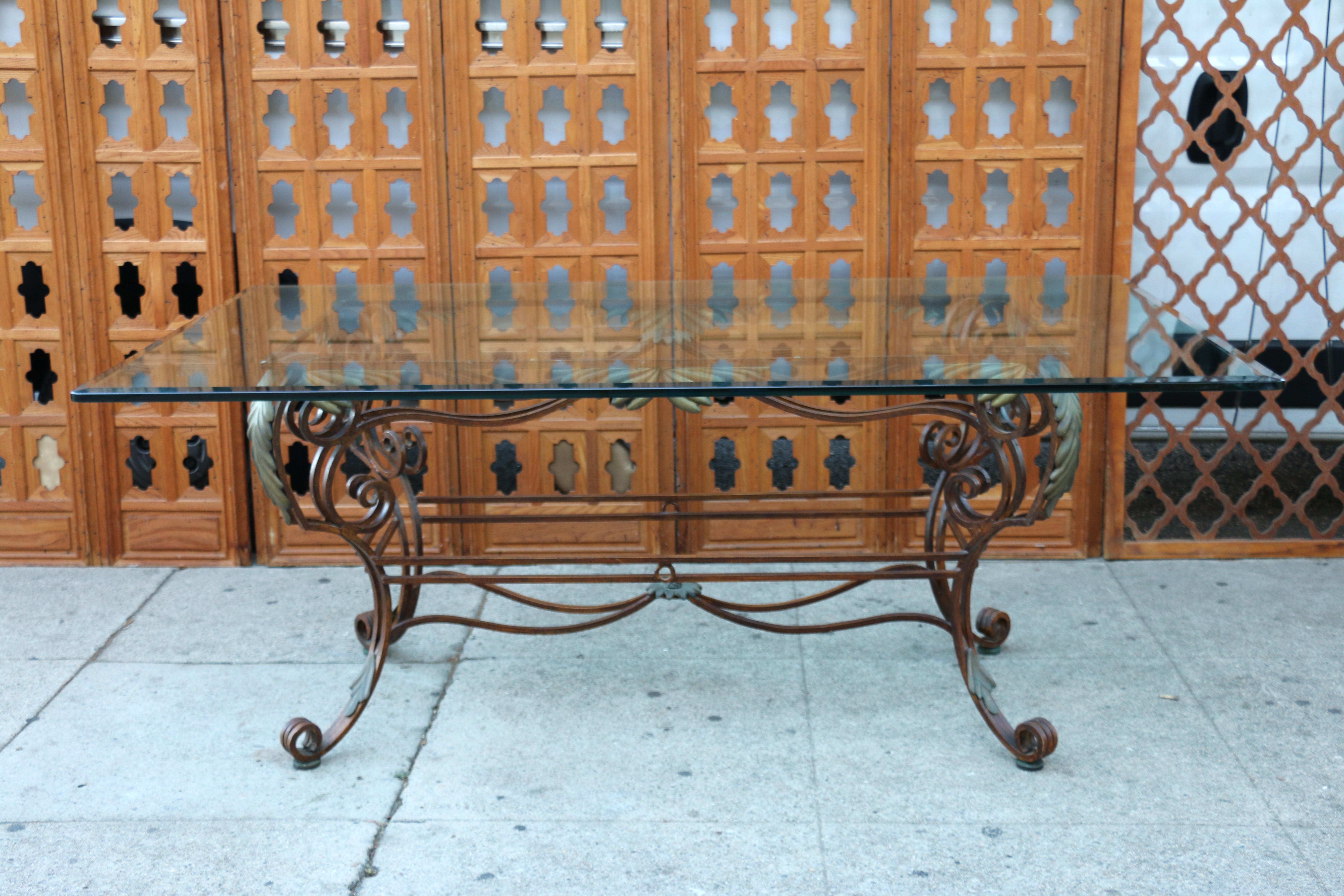 Table de salle à manger italienne sculpturale vintage en laiton et métal, et plateau en verre Bon état - En vente à North Hollywood, CA