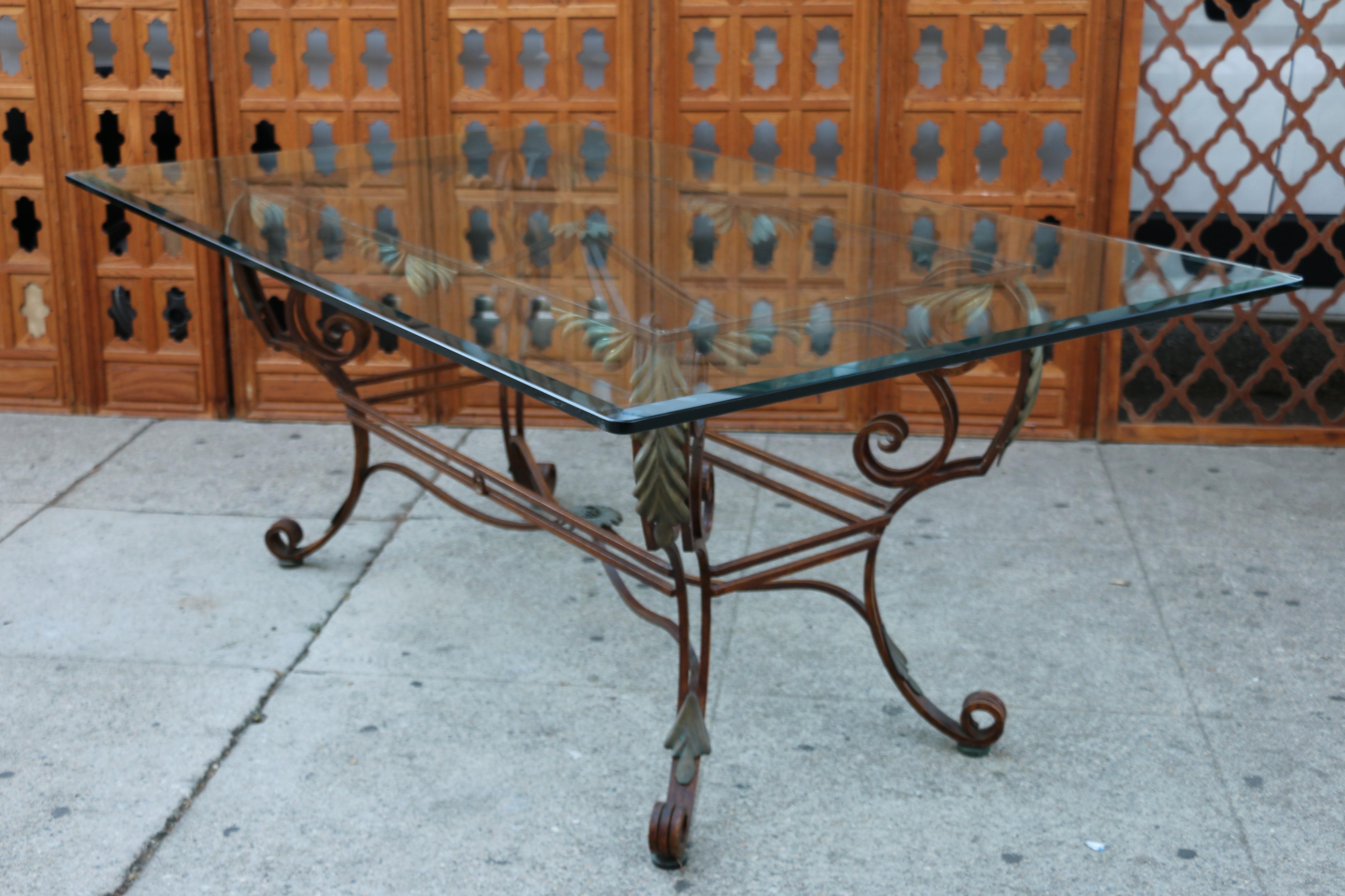 Fin du 20e siècle Table de salle à manger italienne sculpturale vintage en laiton et métal, et plateau en verre en vente