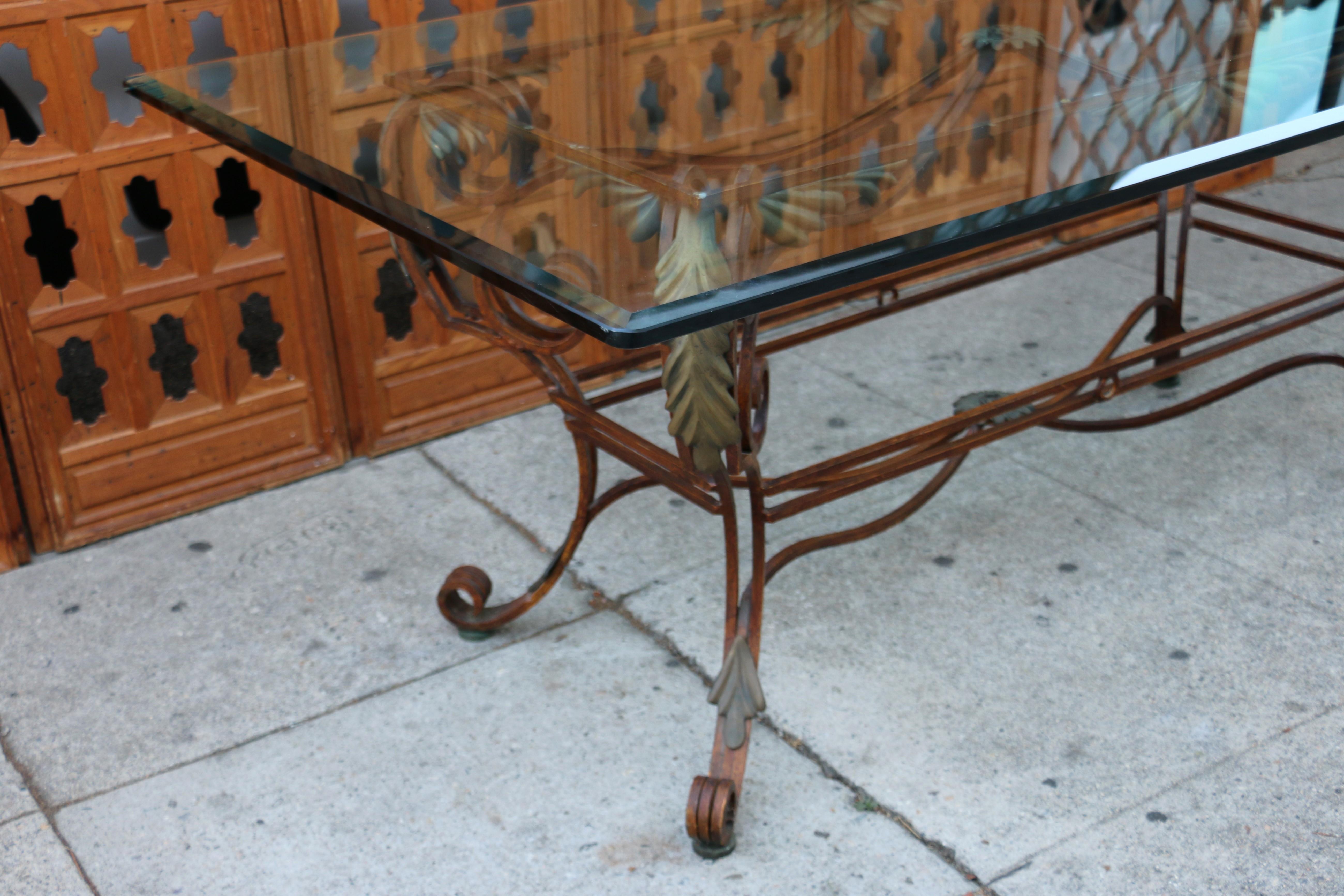 Laiton Table de salle à manger italienne sculpturale vintage en laiton et métal, et plateau en verre en vente