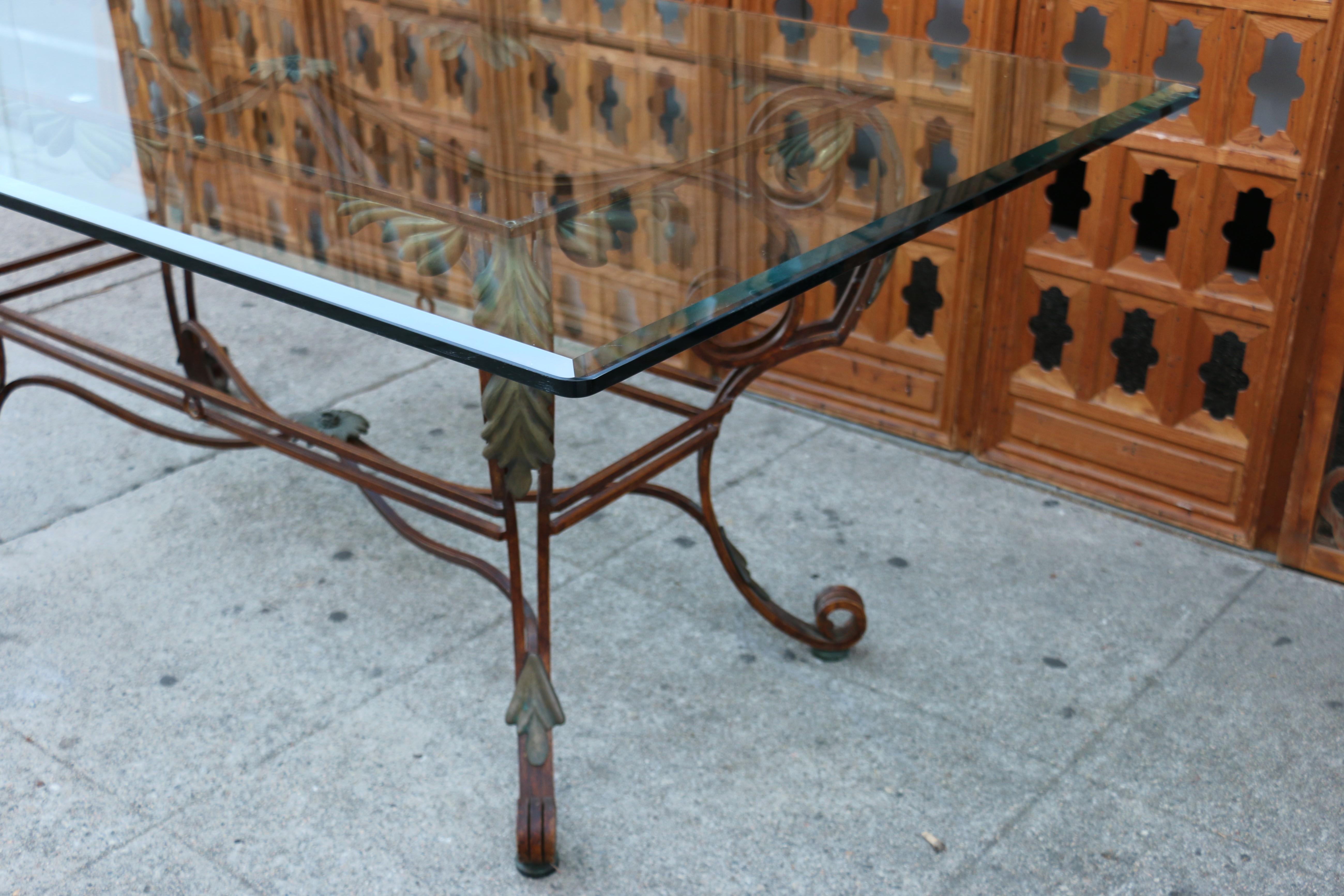 Table de salle à manger italienne sculpturale vintage en laiton et métal, et plateau en verre en vente 1