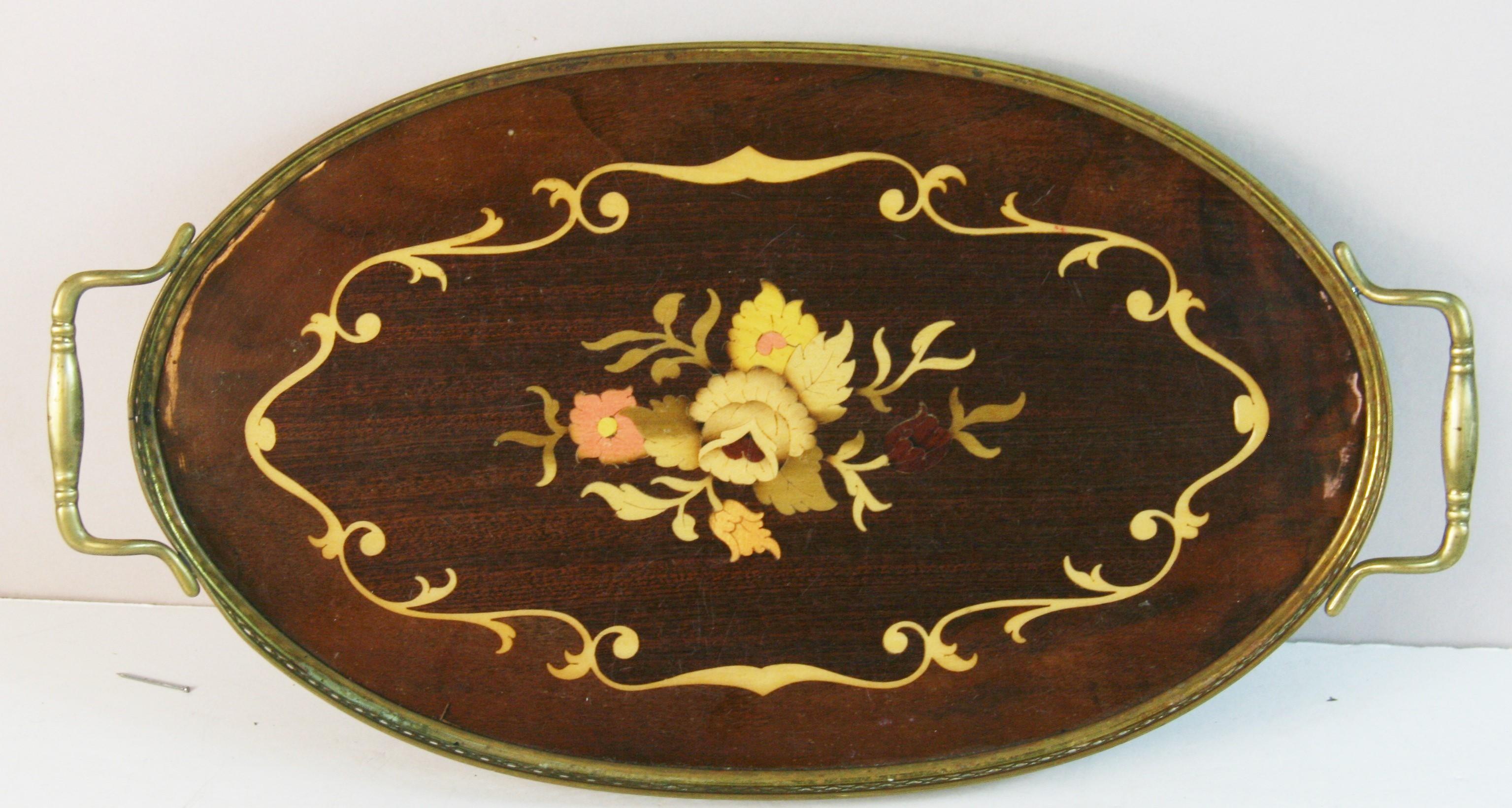 1856 Italienisches Serviertablett aus Holz mit Intarsien und Schutzüberzug, mit filigranem Rand und Griffen aus Messing.