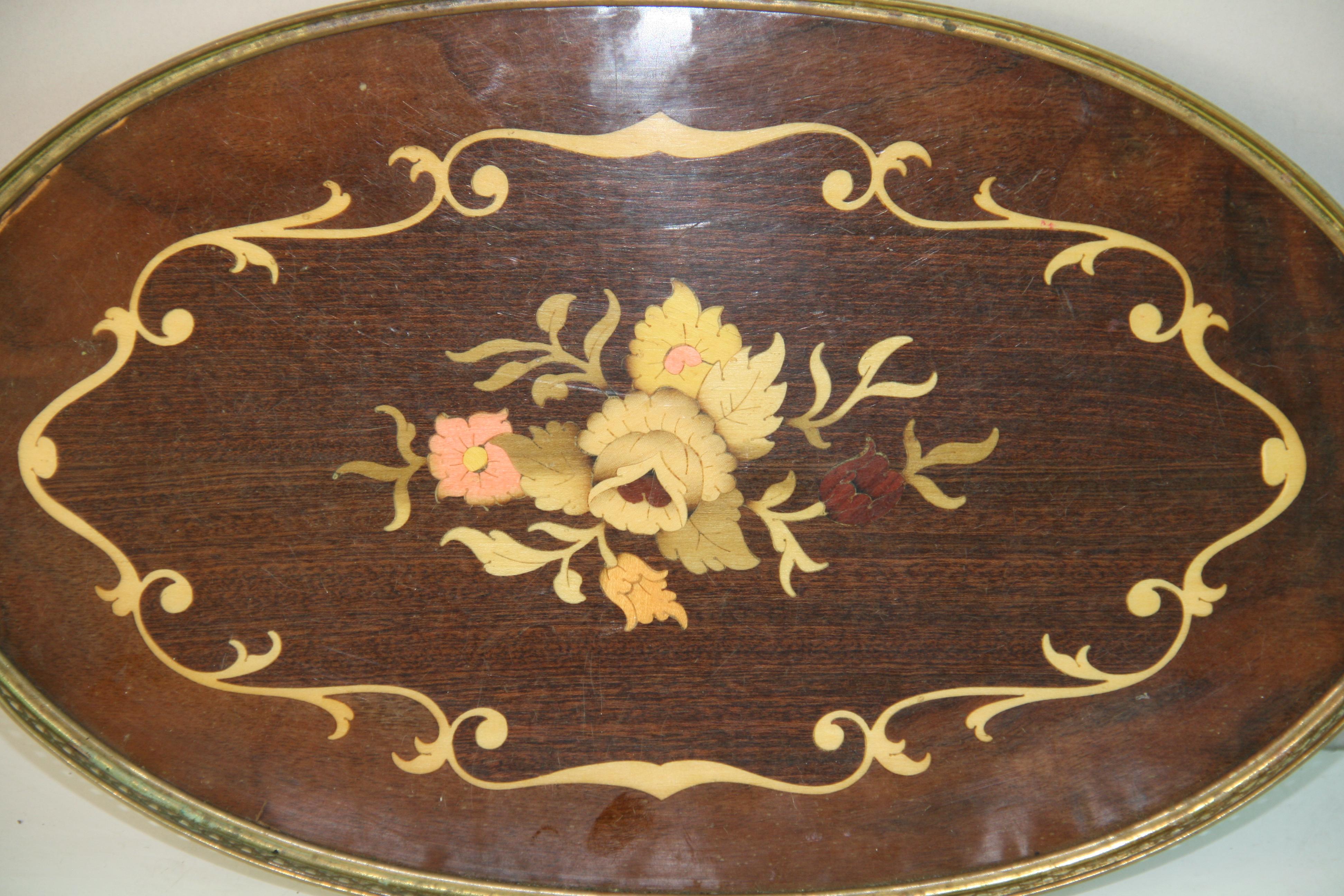 Italienisches Vintage-Serviertablett mit Intarsien aus Holz und Messing und Griffen, 1960er Jahre im Zustand „Gut“ im Angebot in Douglas Manor, NY