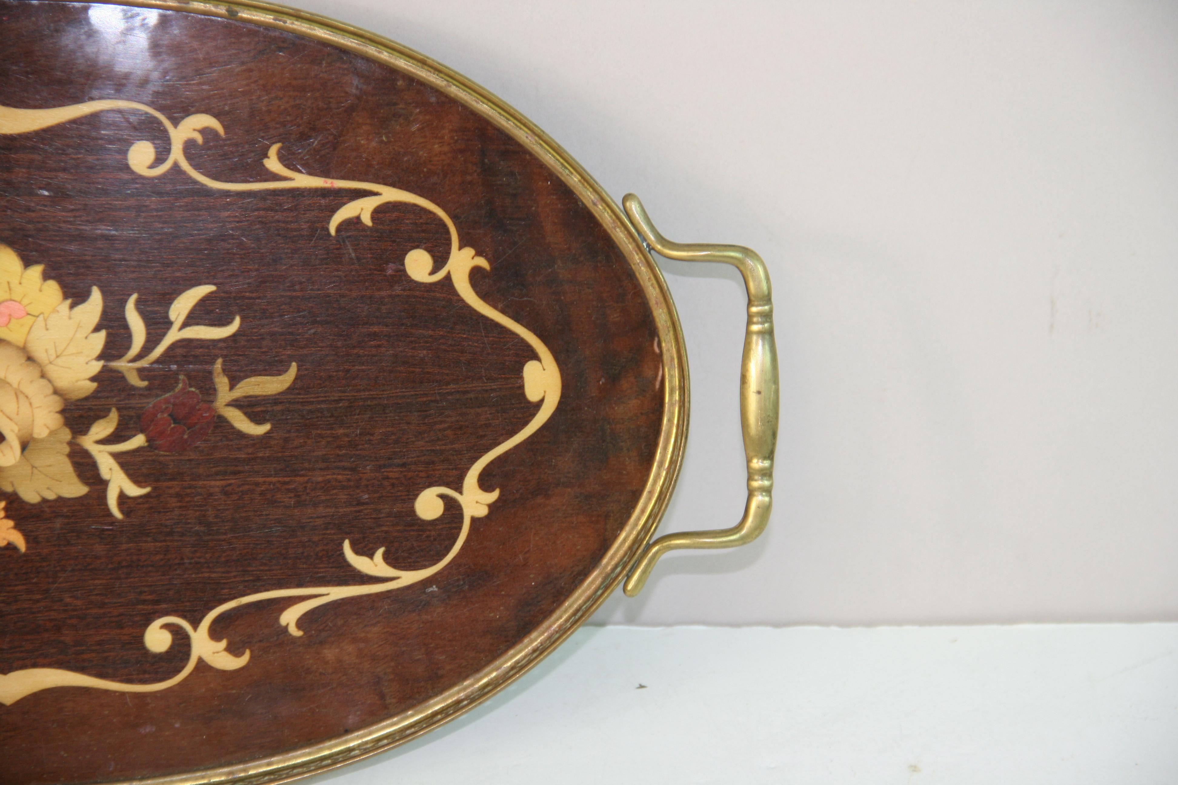 Italienisches Vintage-Serviertablett mit Intarsien aus Holz und Messing und Griffen, 1960er Jahre (Mitte des 20. Jahrhunderts) im Angebot