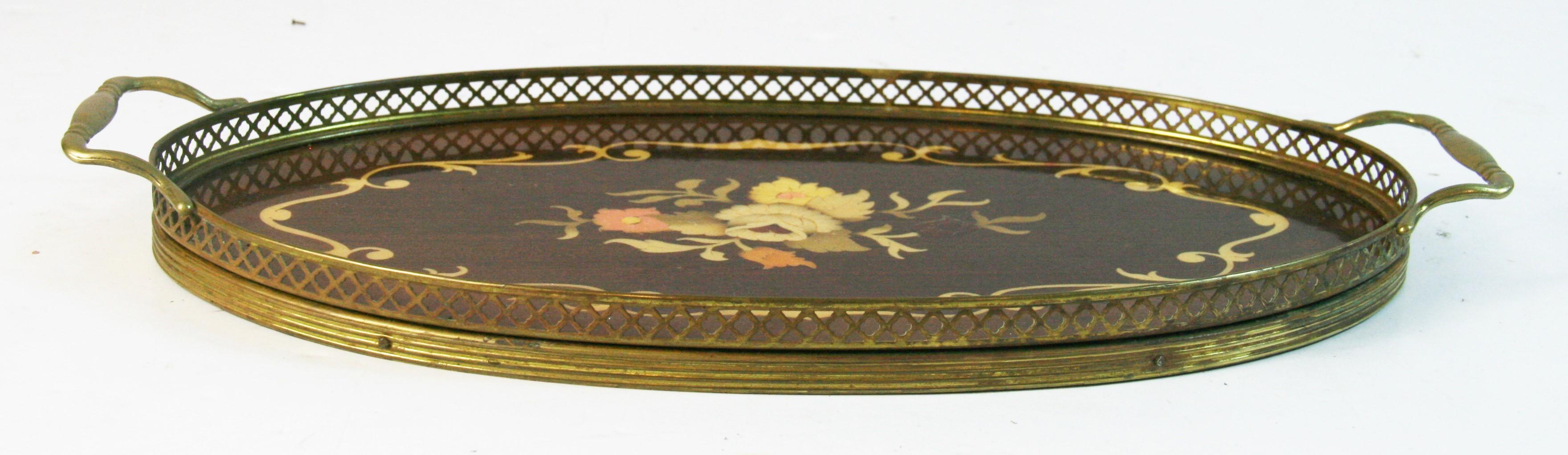 Italienisches Vintage-Serviertablett mit Intarsien aus Holz und Messing und Griffen, 1960er Jahre im Angebot 1