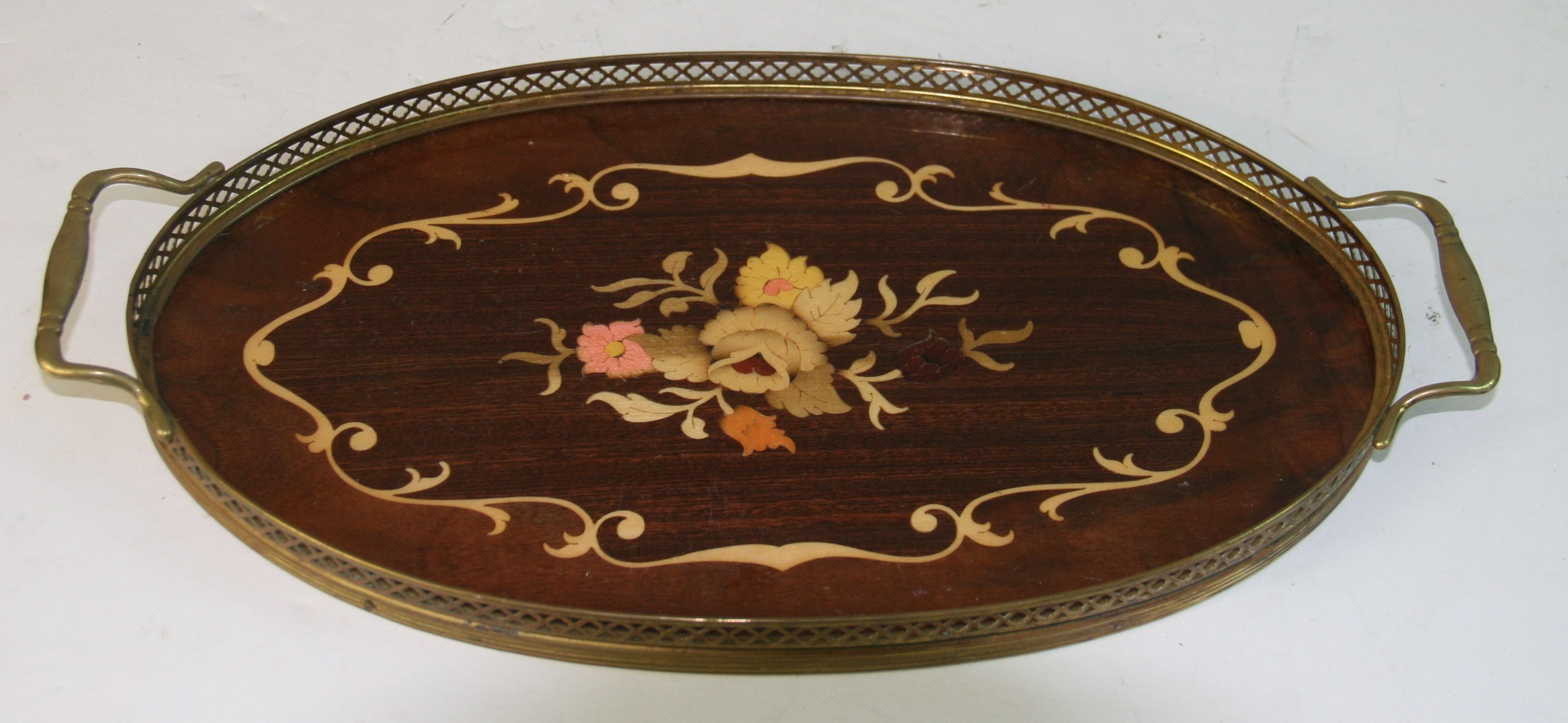 Italienisches Vintage-Serviertablett mit Intarsien aus Holz und Messing und Griffen, 1960er Jahre im Angebot 2