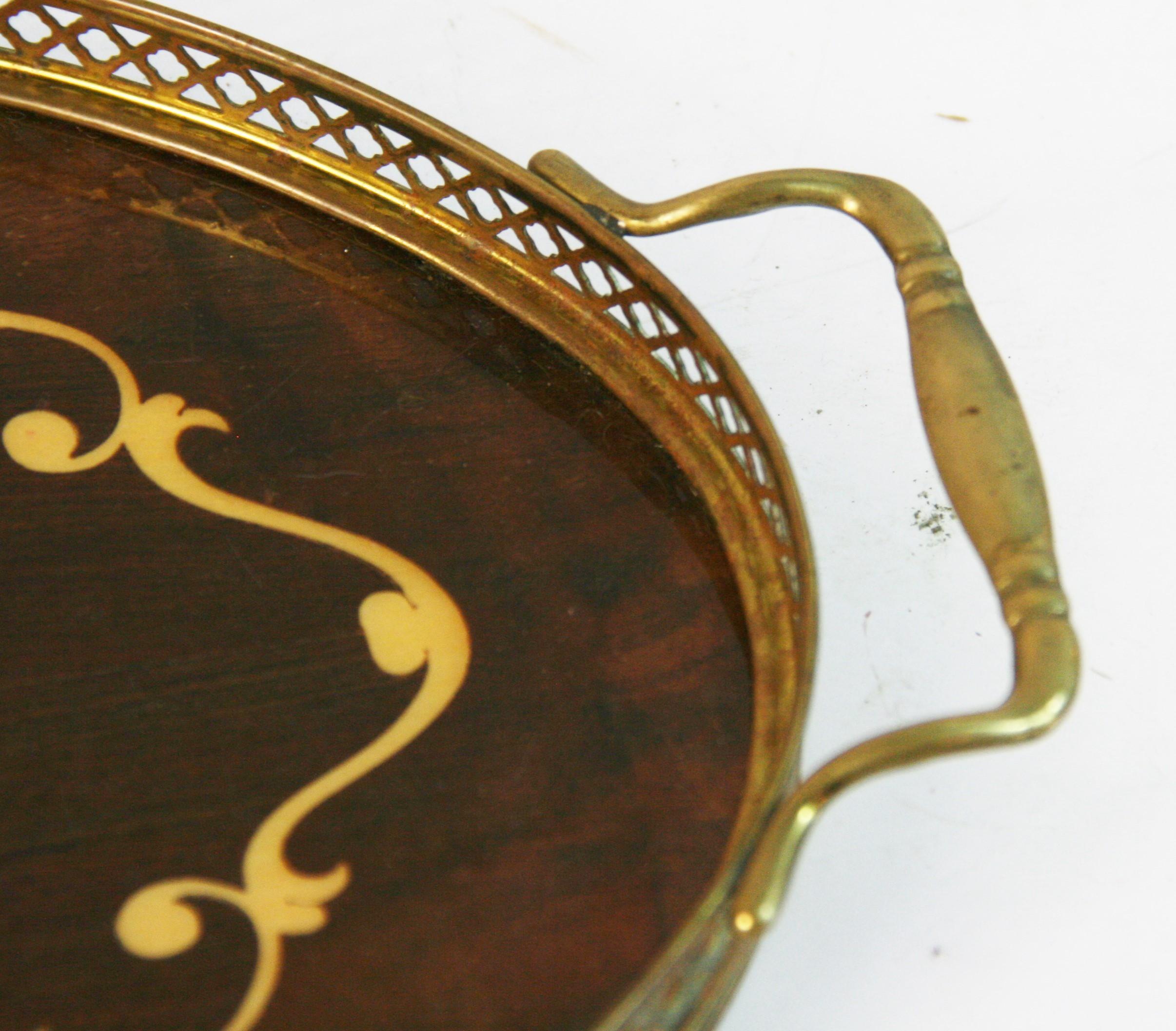 Italienisches Vintage-Serviertablett mit Intarsien aus Holz und Messing und Griffen, 1960er Jahre im Angebot 3