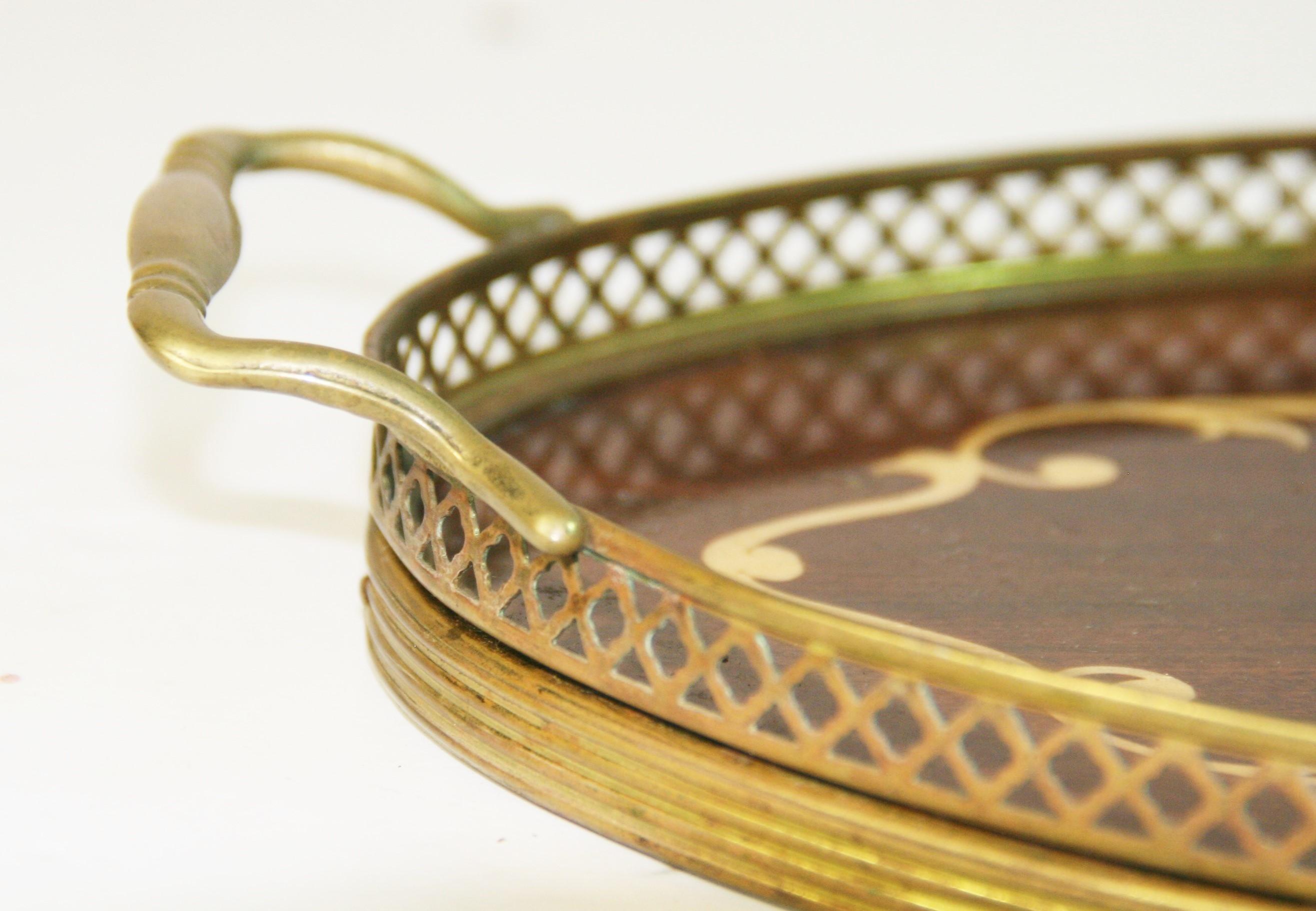 Italienisches Vintage-Serviertablett mit Intarsien aus Holz und Messing und Griffen, 1960er Jahre im Angebot 4