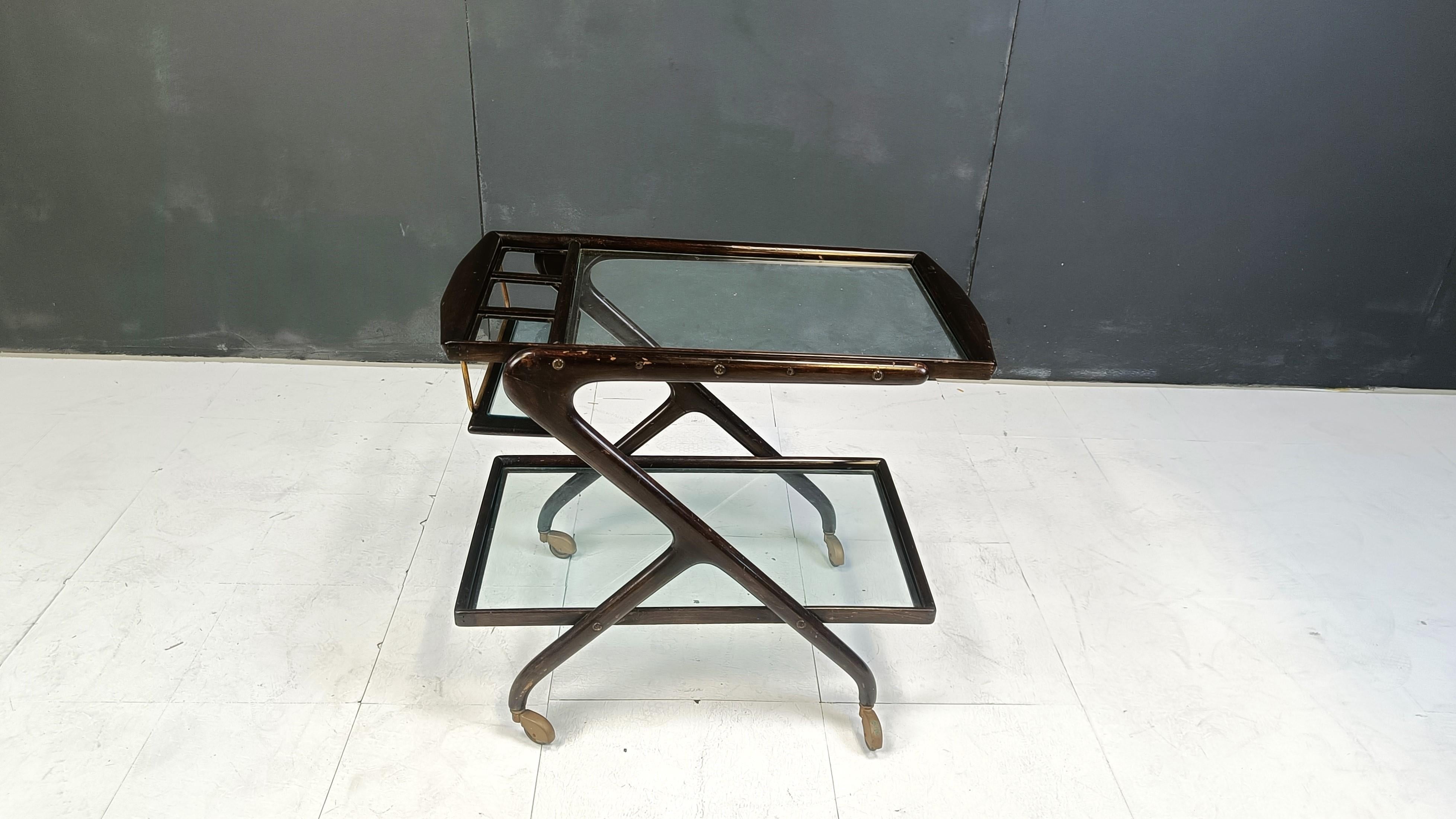 Fifties two tier serving trolley or bar cart in the style of Cesare Lacca.

Fantastically crafted and elegant italian design.

Has a handy bottle holder at the top.

Good condition.

1950s - Italy

Dimensions:

Height: 68cm
Width: 83cm
Depth:
