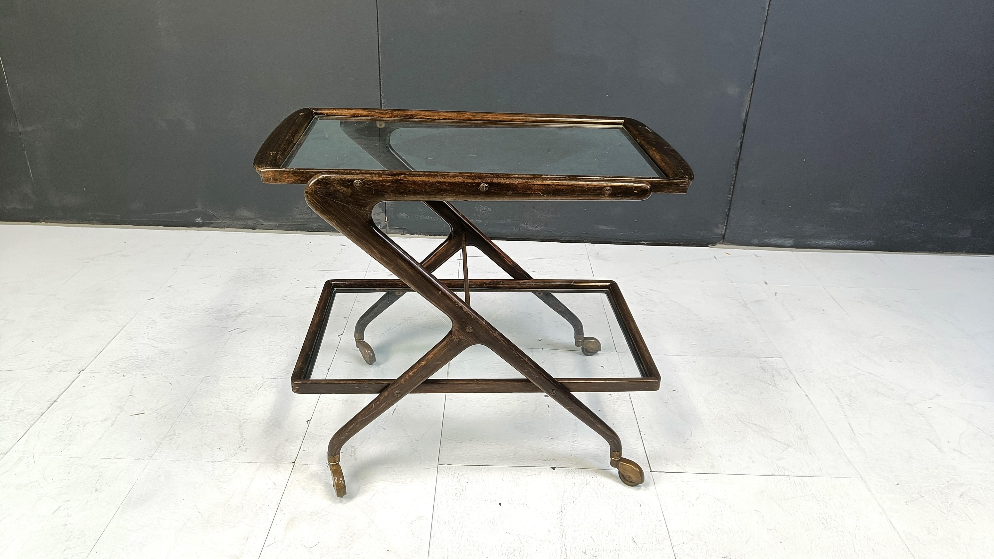 Carrello di servizio o carrello da bar a due piani degli anni Cinquanta nello stile di Cesare Lacca.

Un design italiano fantastico ed elegante.

Buone condizioni.

Anni '50 - Italia

Dimensioni:

Altezza: 66 cm
Larghezza: 80 cm
Profondità: 48