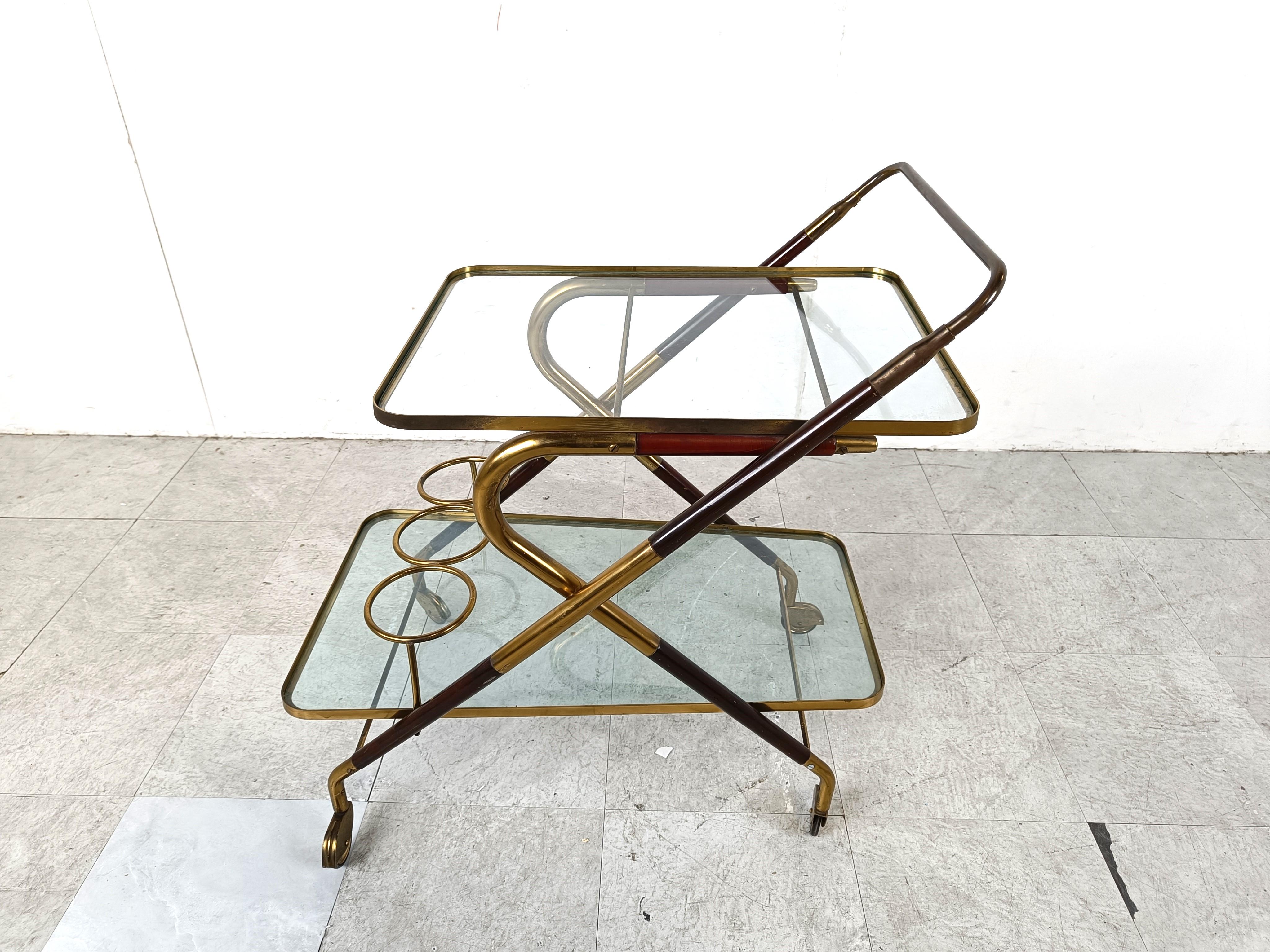 Fifties serving trolley or bar cart by Cesare Lacca.

Stunning and elegant italian design with original glass and a mahogany and brass frame.

Good condition with age related wear.

1950s - Italy

Dimensions:

Height: 75cm/29.52