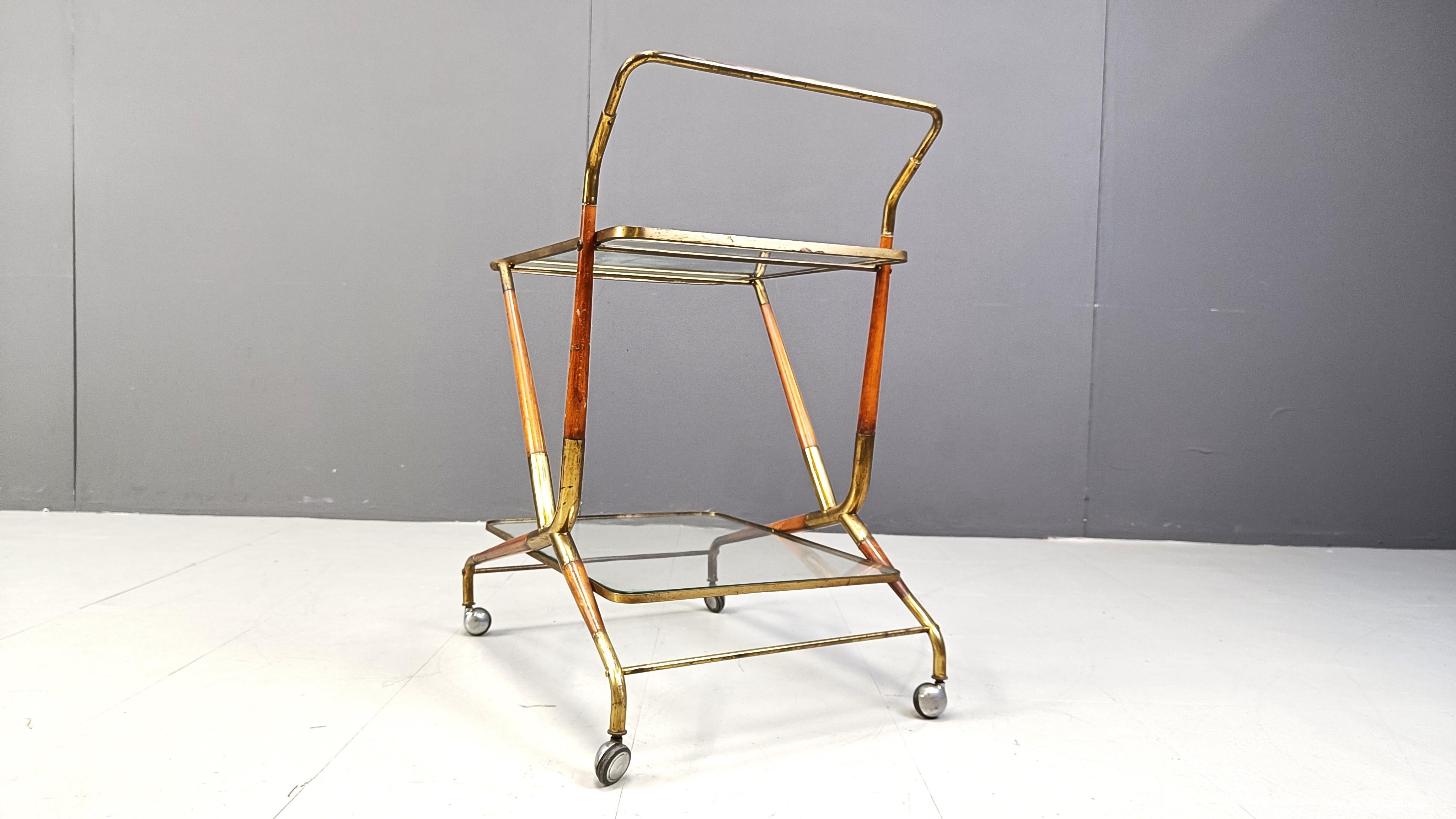 Eleganter Barwagen aus der Mitte des Jahrhunderts von Cesare Lacca, bestehend aus einem fein gearbeiteten patinierten Messing- und Holzrahmen mit dem Originalglas.

Schöner Vintage-Zustand.

1950er Jahre - Italien

Abmessungen:
Höhe: 75cm
Breite: