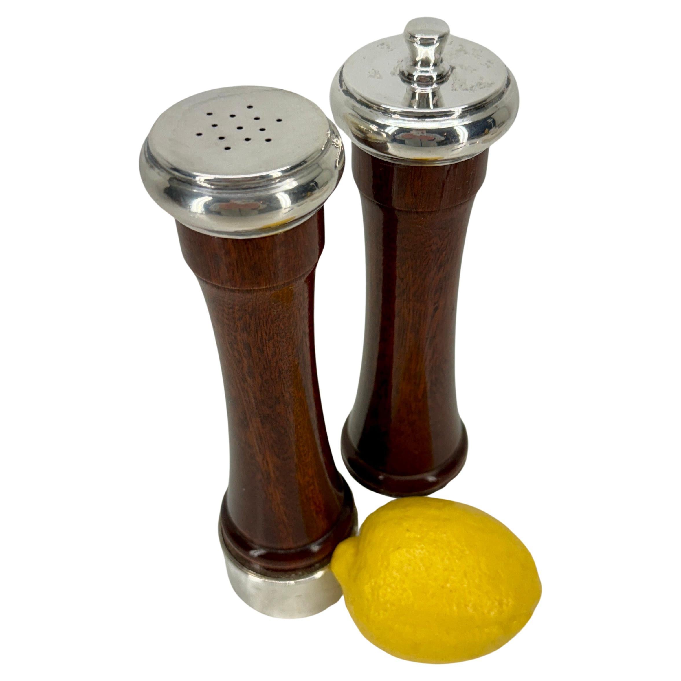 Set of Salt and Pepper Grinder Mills from Italy Made in Sterling Silver and Lacquered Wood.
The set is marked Sterling Silver and Made in Italy

