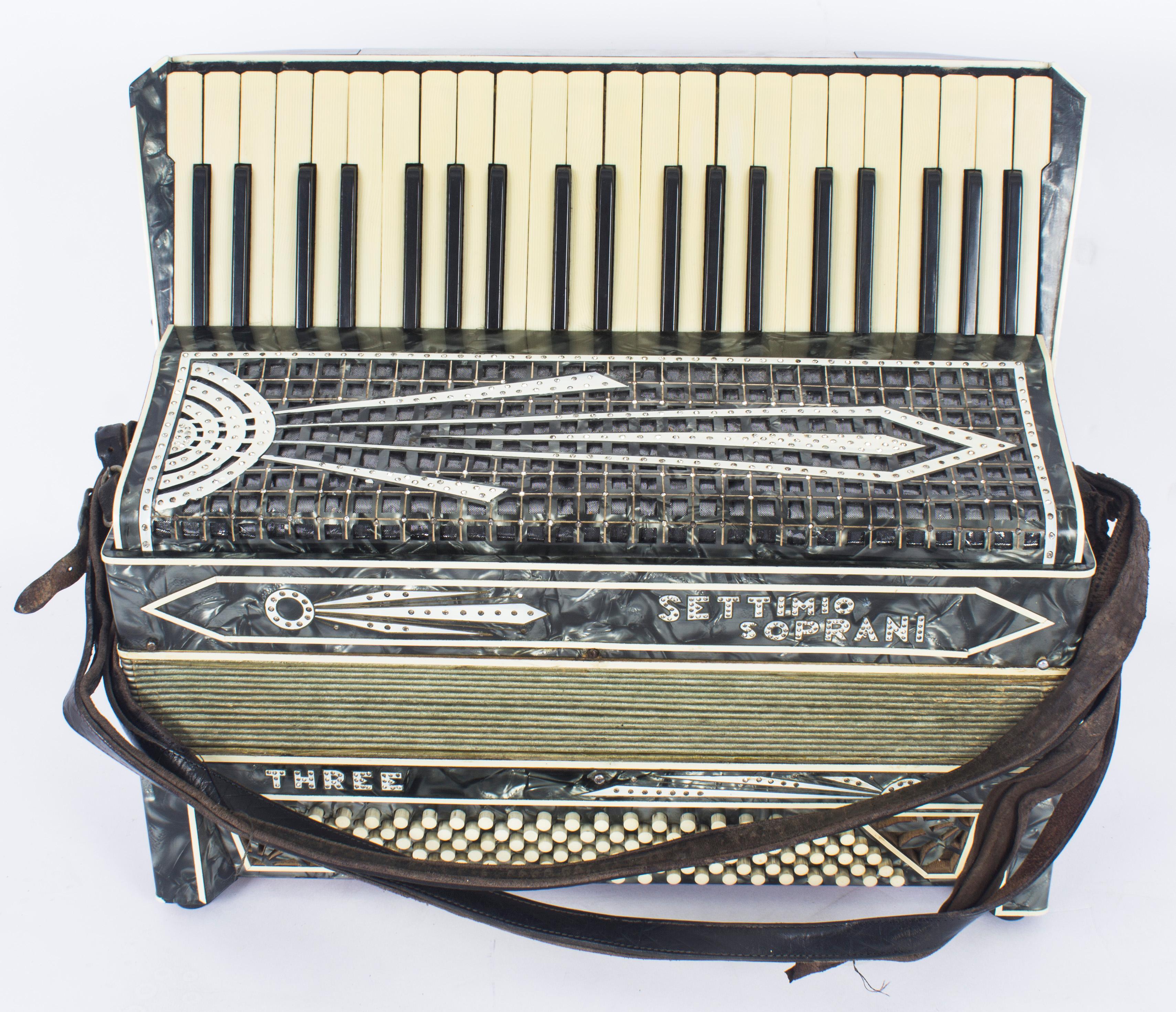 This is a fabulous Settimio Soprani III gray pearl accordion

Condition:
A superb decorative item.

Dimensions in cm:
Height 41 x width 48 x depth 22

Dimensions in inches:
Height 16.1 x width 18.9 x depth 8.7

Piano accordion is an accordion