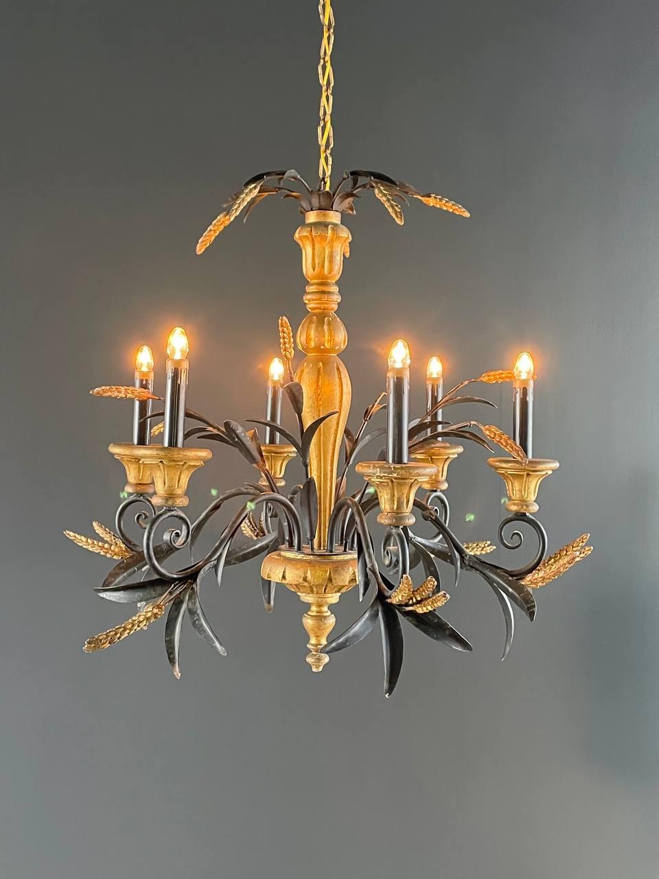 Condit: Cablaggio originale funzionante
Materiali: Wood intagliato, metallo patinato nero 
Stile: Provinciale 
