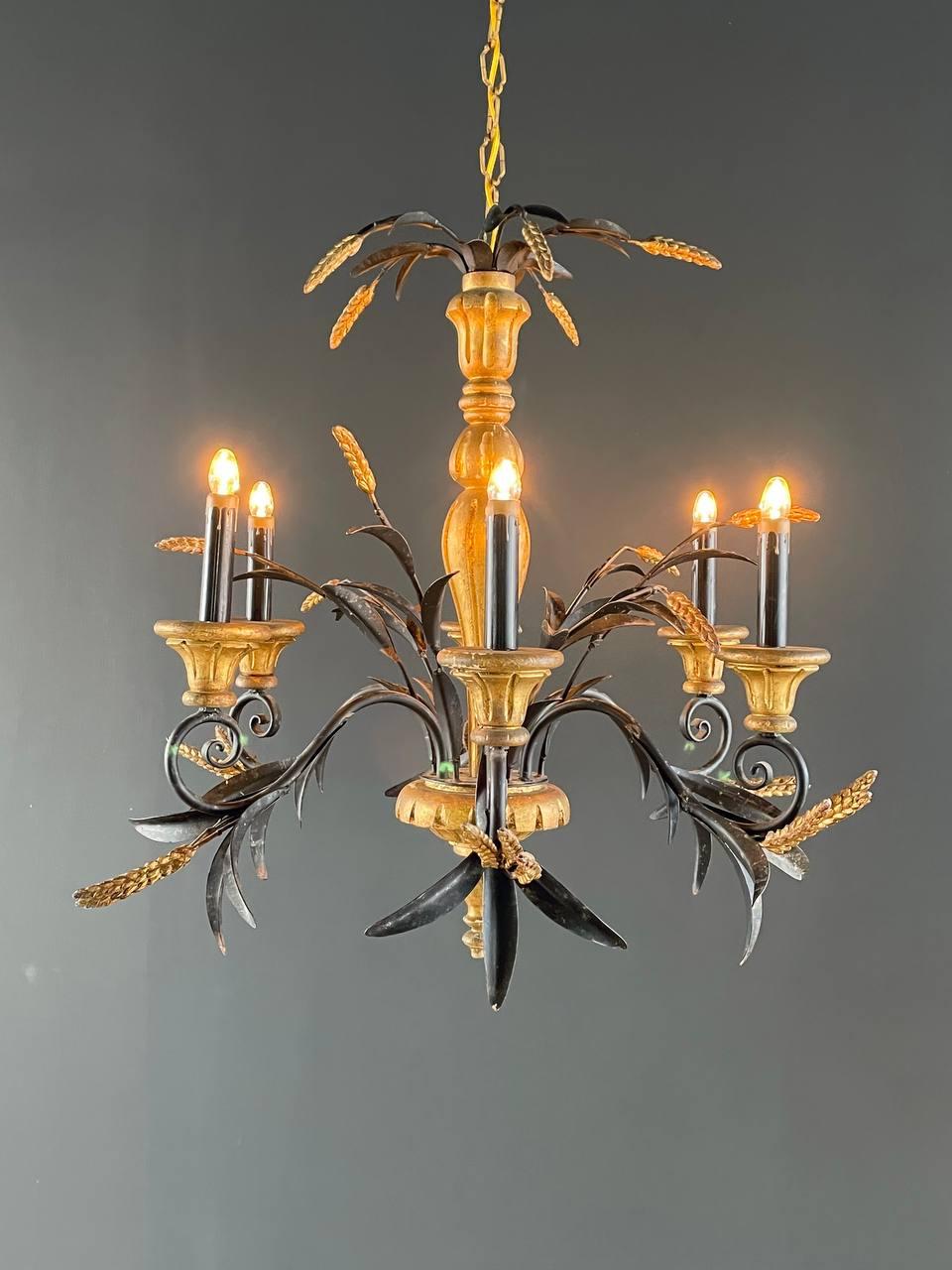 Altro Lampadario italiano d'epoca in legno intagliato a forma di covone di grano in vendita