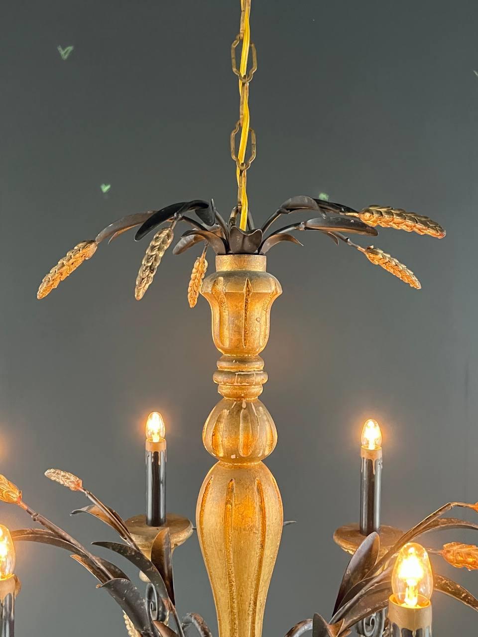 Italiano Lampadario italiano d'epoca in legno intagliato a forma di covone di grano in vendita