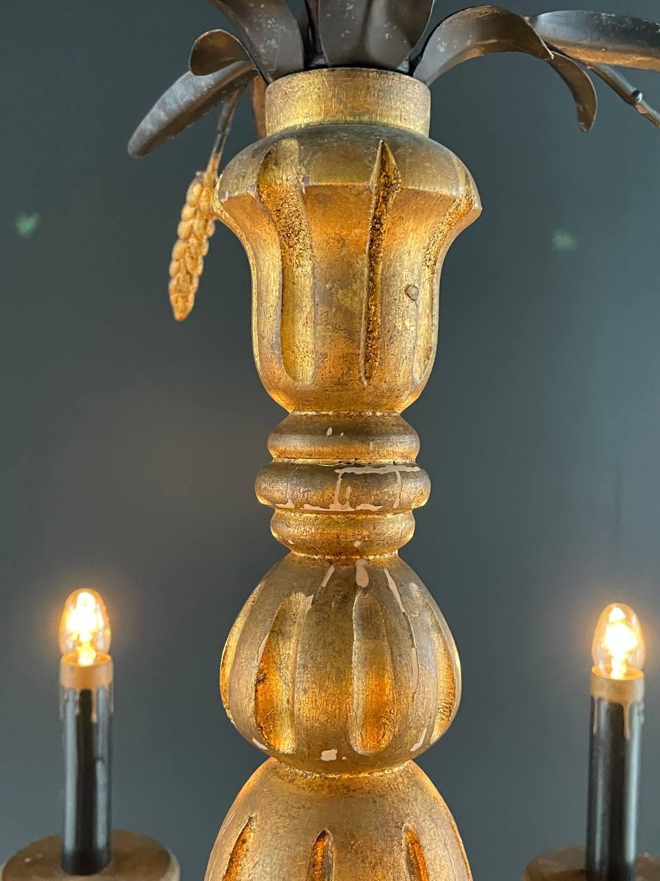 Lampadario italiano d'epoca in legno intagliato a forma di covone di grano In condizioni buone in vendita a Los Angeles, CA
