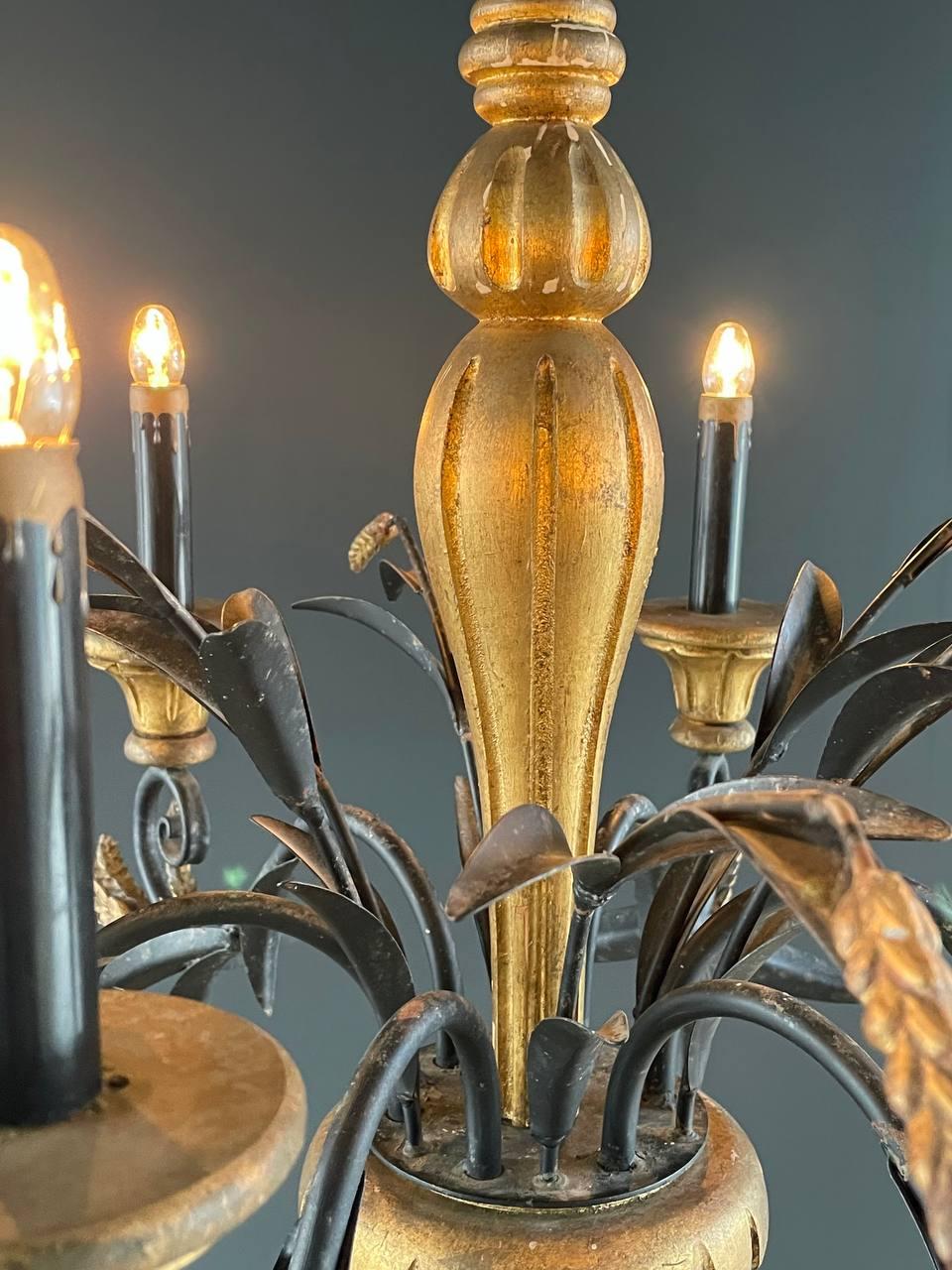 Metà XX secolo Lampadario italiano d'epoca in legno intagliato a forma di covone di grano in vendita