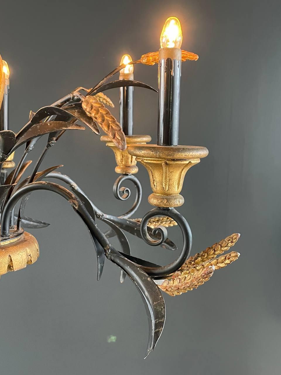 Metallo Lampadario italiano d'epoca in legno intagliato a forma di covone di grano in vendita