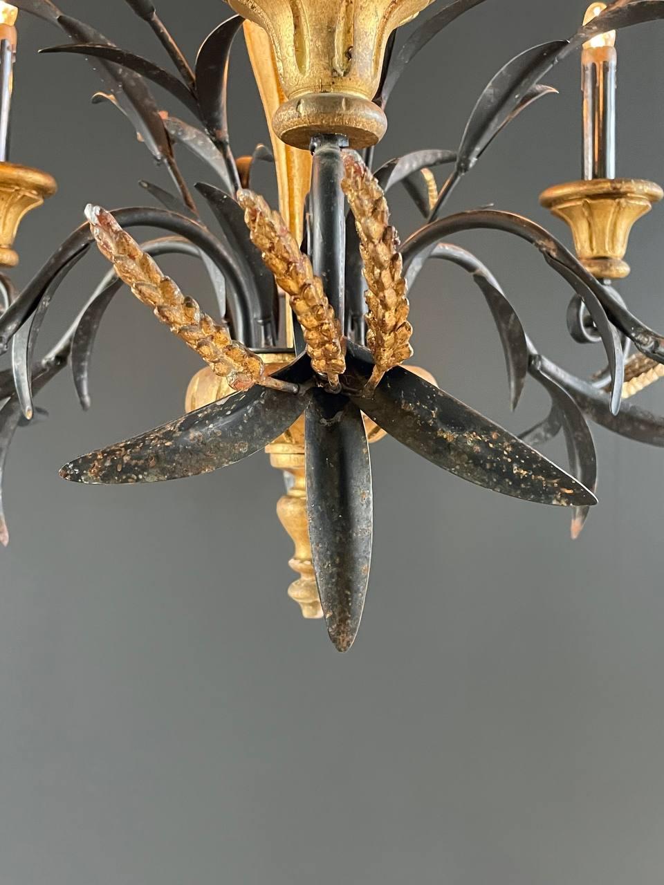 Lampadario italiano d'epoca in legno intagliato a forma di covone di grano in vendita 1