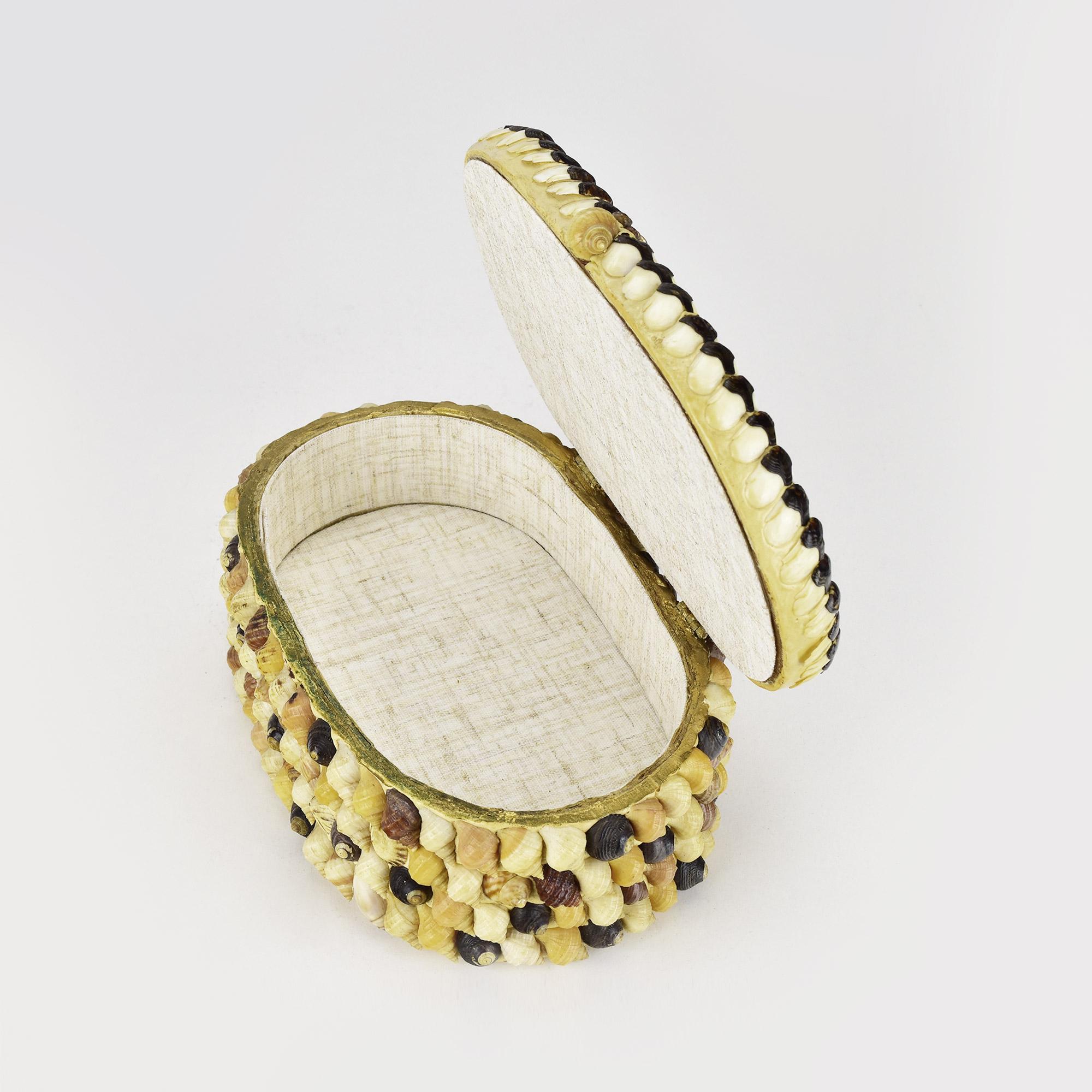 Mid-Century Modern Boîte à bijoux italienne Grotto incrustée de coquillages, intérieur doublé, vers 1950 en vente