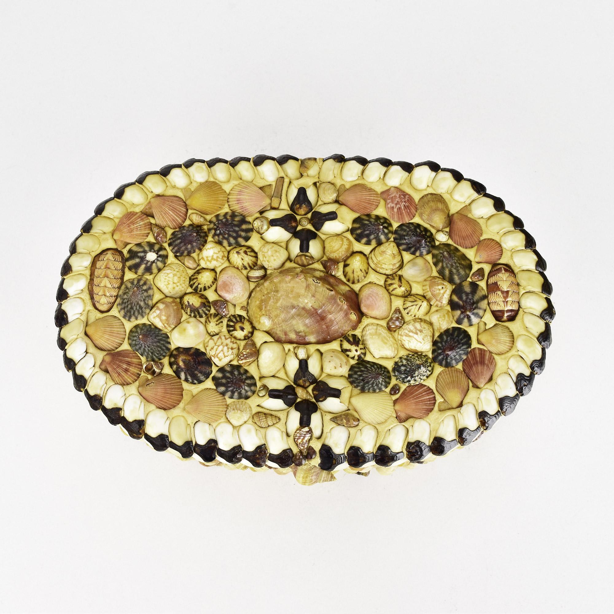 Fait main Boîte à bijoux italienne Grotto incrustée de coquillages, intérieur doublé, vers 1950 en vente