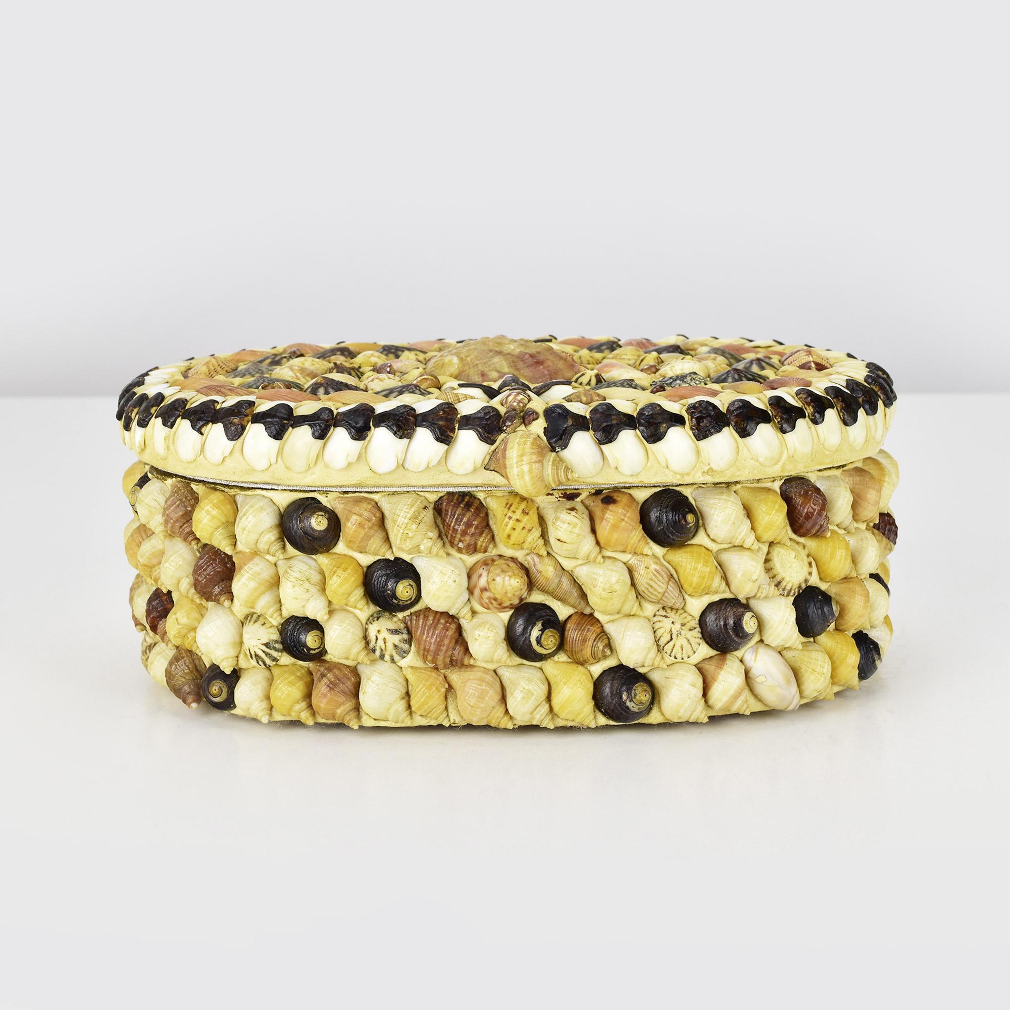Milieu du XXe siècle Boîte à bijoux italienne Grotto incrustée de coquillages, intérieur doublé, vers 1950 en vente
