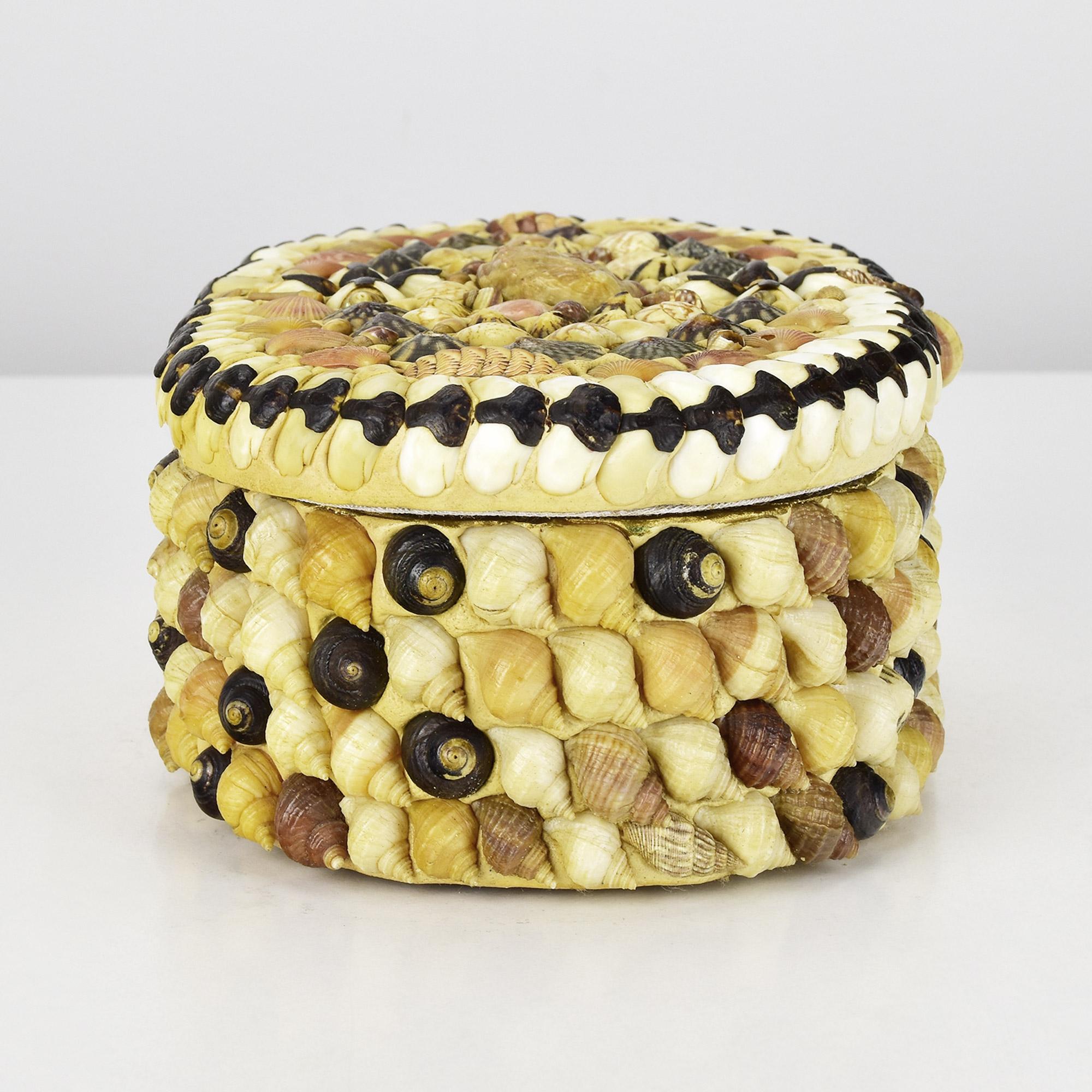 Coquillage Boîte à bijoux italienne Grotto incrustée de coquillages, intérieur doublé, vers 1950 en vente