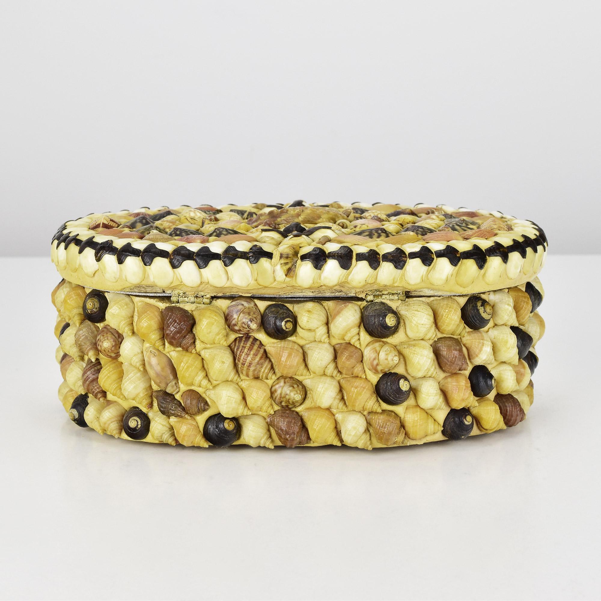 Boîte à bijoux italienne Grotto incrustée de coquillages, intérieur doublé, vers 1950 en vente 1