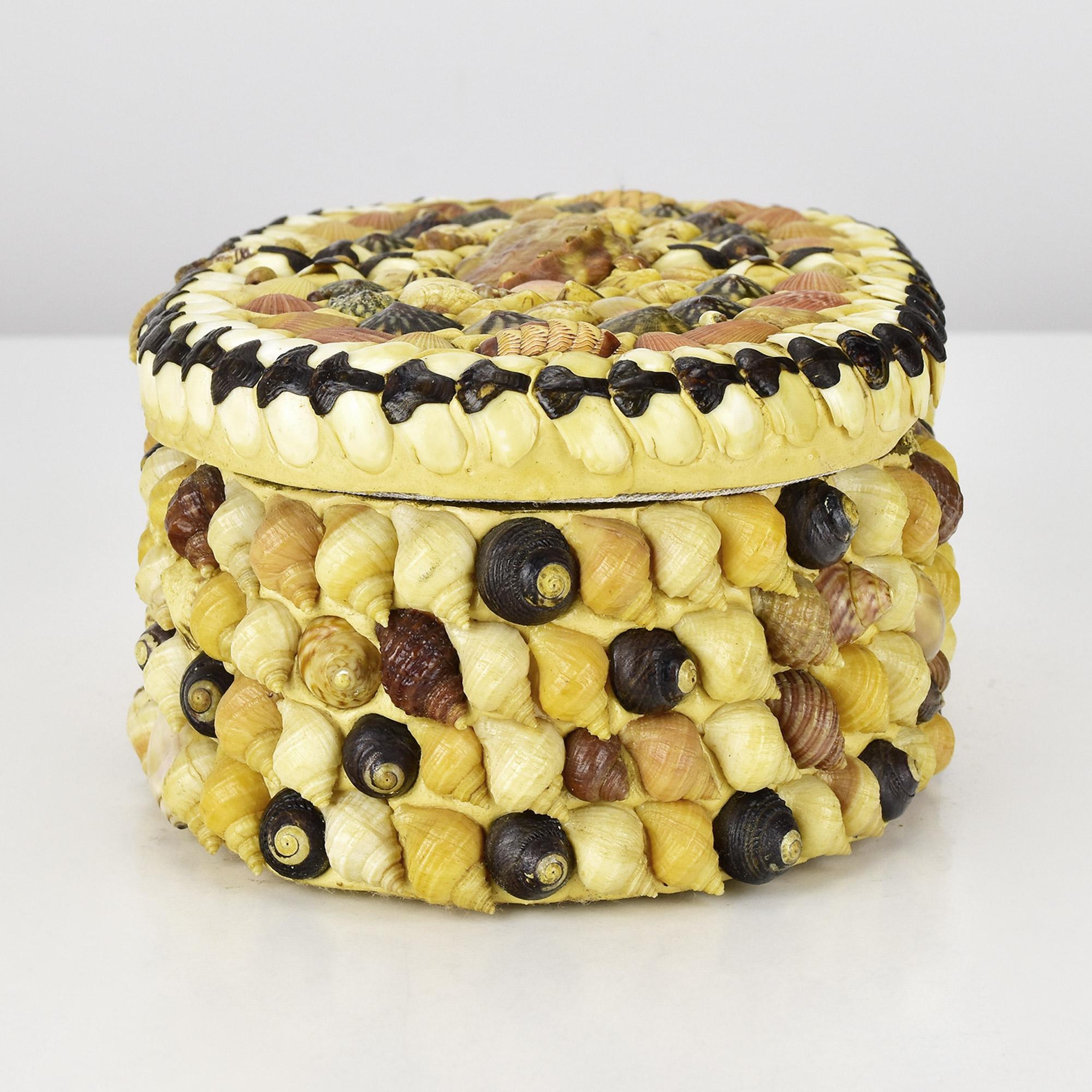 Boîte à bijoux italienne Grotto incrustée de coquillages, intérieur doublé, vers 1950 en vente 2