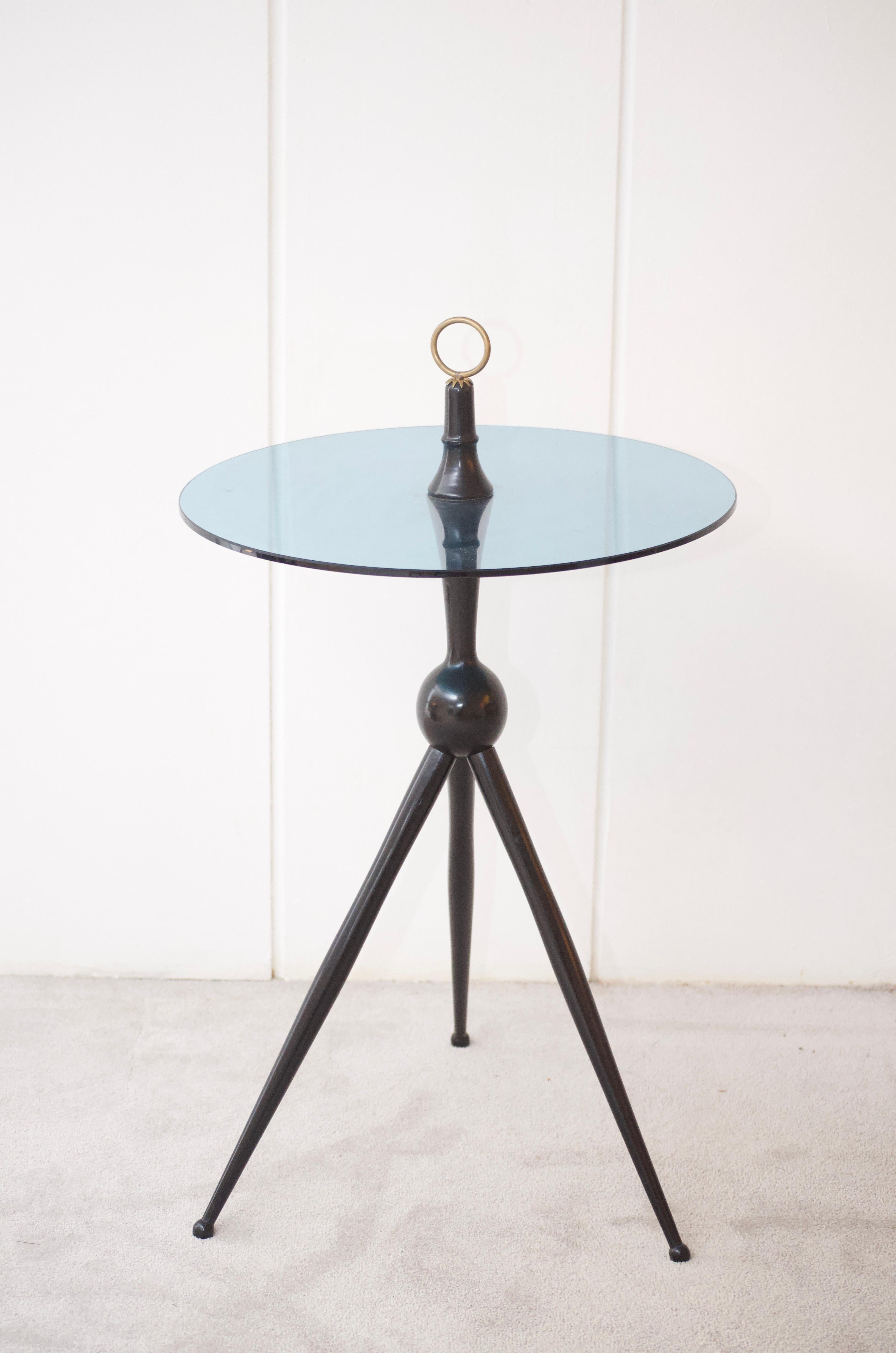 Tavolino italiano del 1950 circa
Tavolino realizzato in legno, ottone e vetro, nello stile di Cesare Lacca. 
Italia
L. 25 cm, P. 15 cm, H. 54 cm