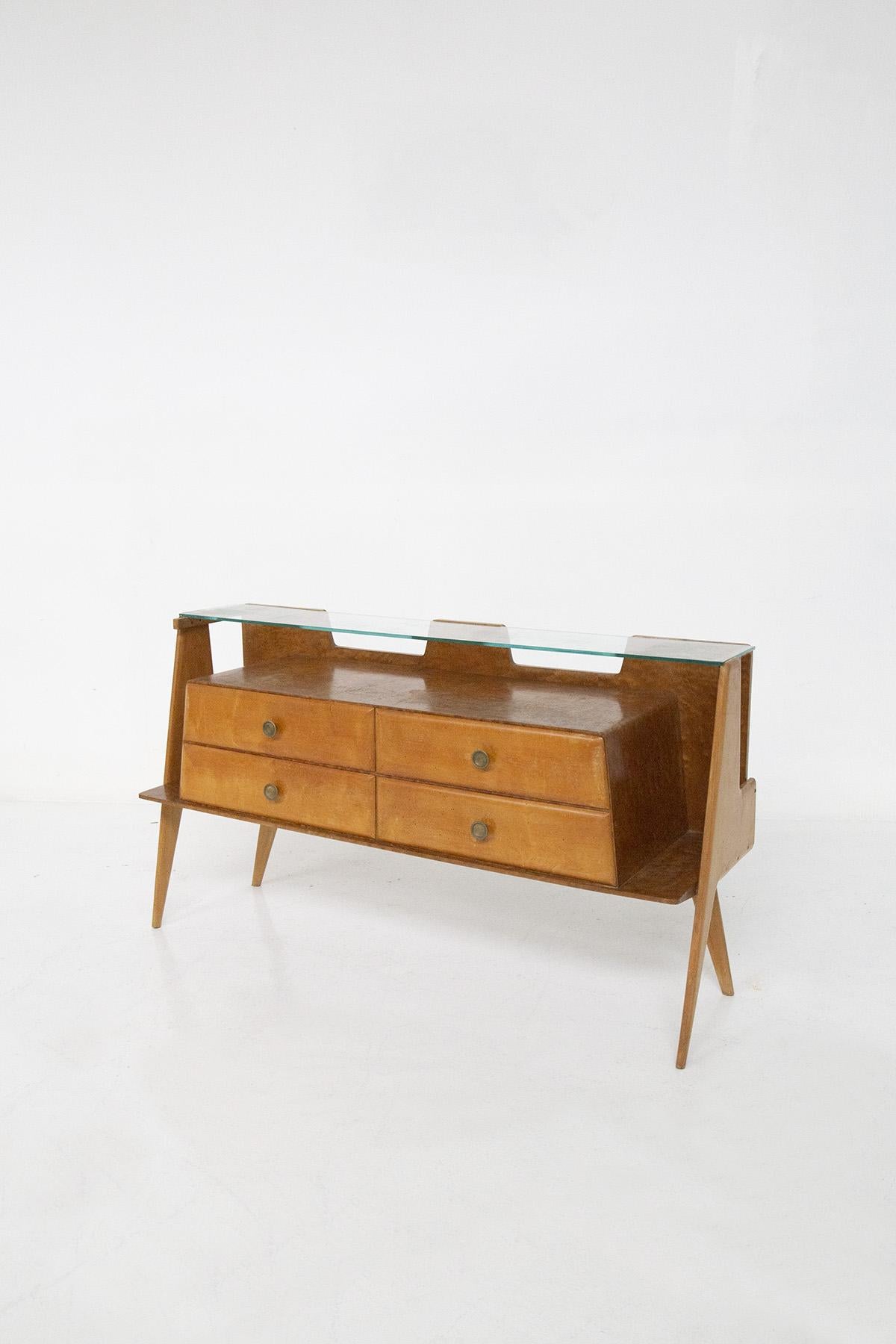 Elegant Italian sideboard or chest of drawers from the 1950s. The sideboard has a very geometric line typical of the Italian 1950s. Its particularity is given by several factors: the first its triangular shaped legs perfectly in line with the