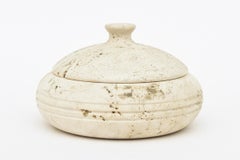 Boîte ronde italienne vintage en travertin signée
