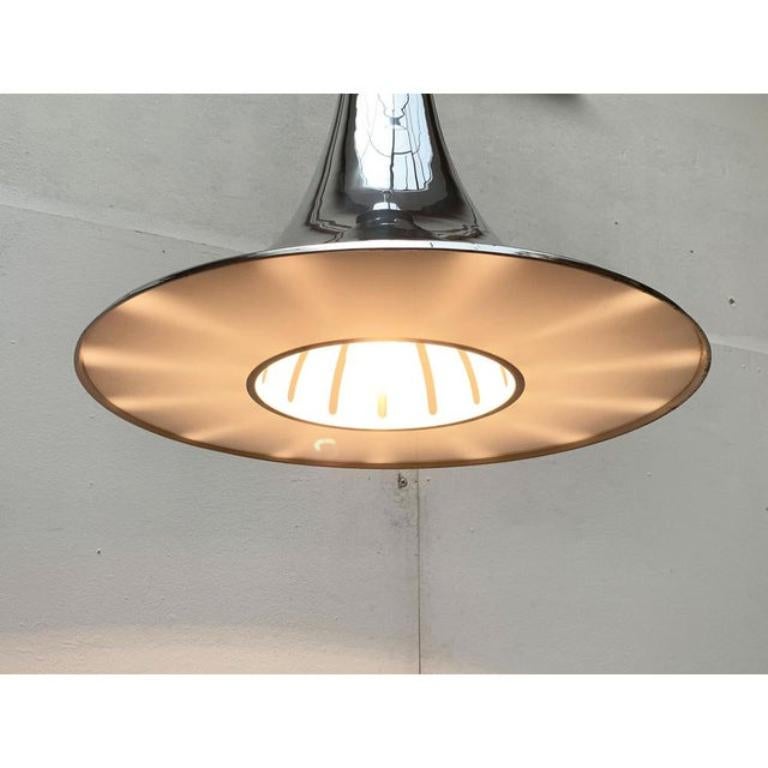 Imposing Space Age pendant lamp from Italy.

The luminous body is designed in trumpet shape and extends strongly downwards. At the top he ends with a hood on the hood that settles off the screen with a wide joint. The hood hides the suspension of