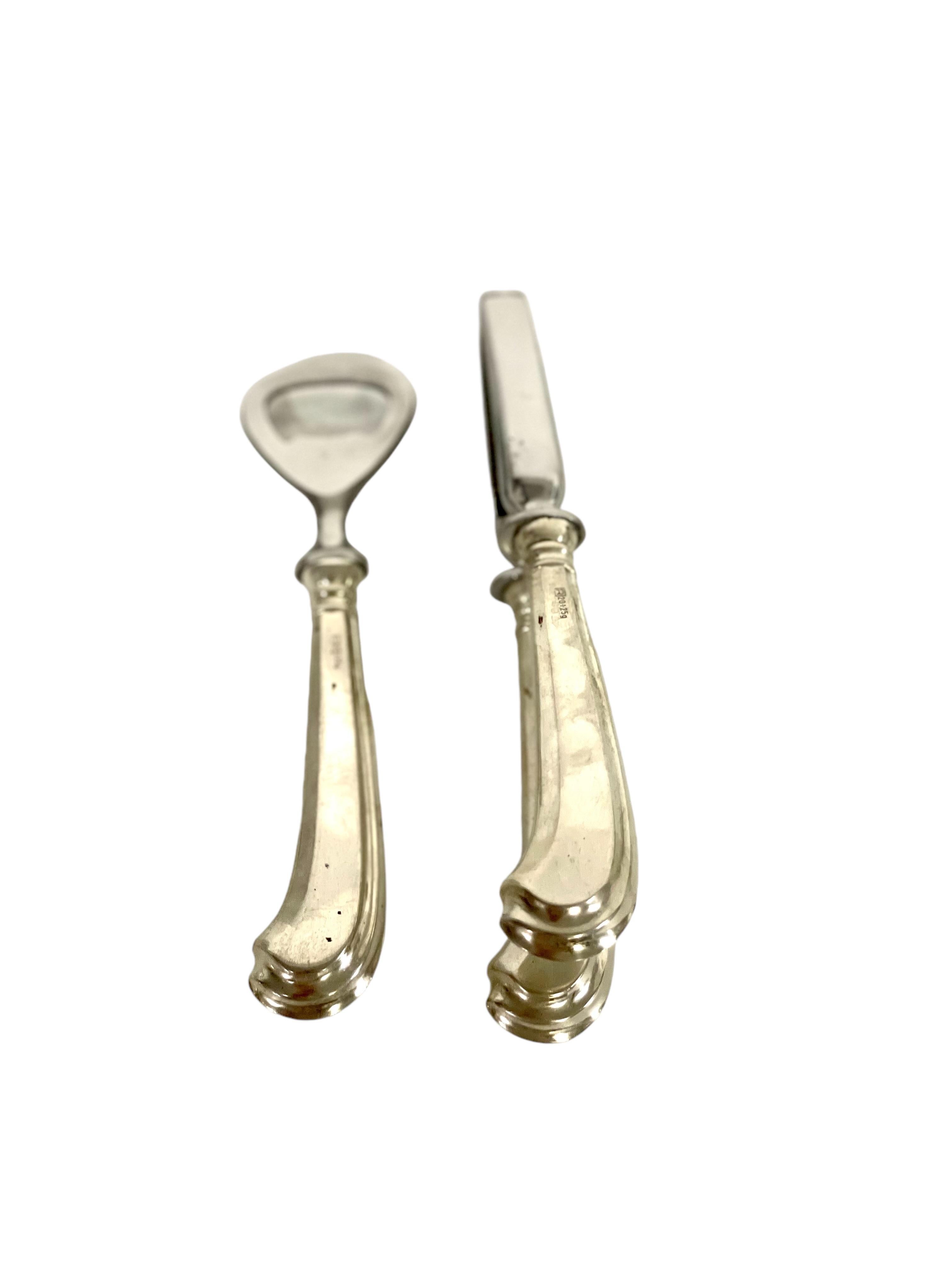 Coppia di utensili da bar in argento d'epoca, comprendente un apribottiglie e uno schiaccianoci a cerniera, ciascuno realizzato in acciaio inossidabile con manico argentato. Timbrati con marchi italiani sui manici e 