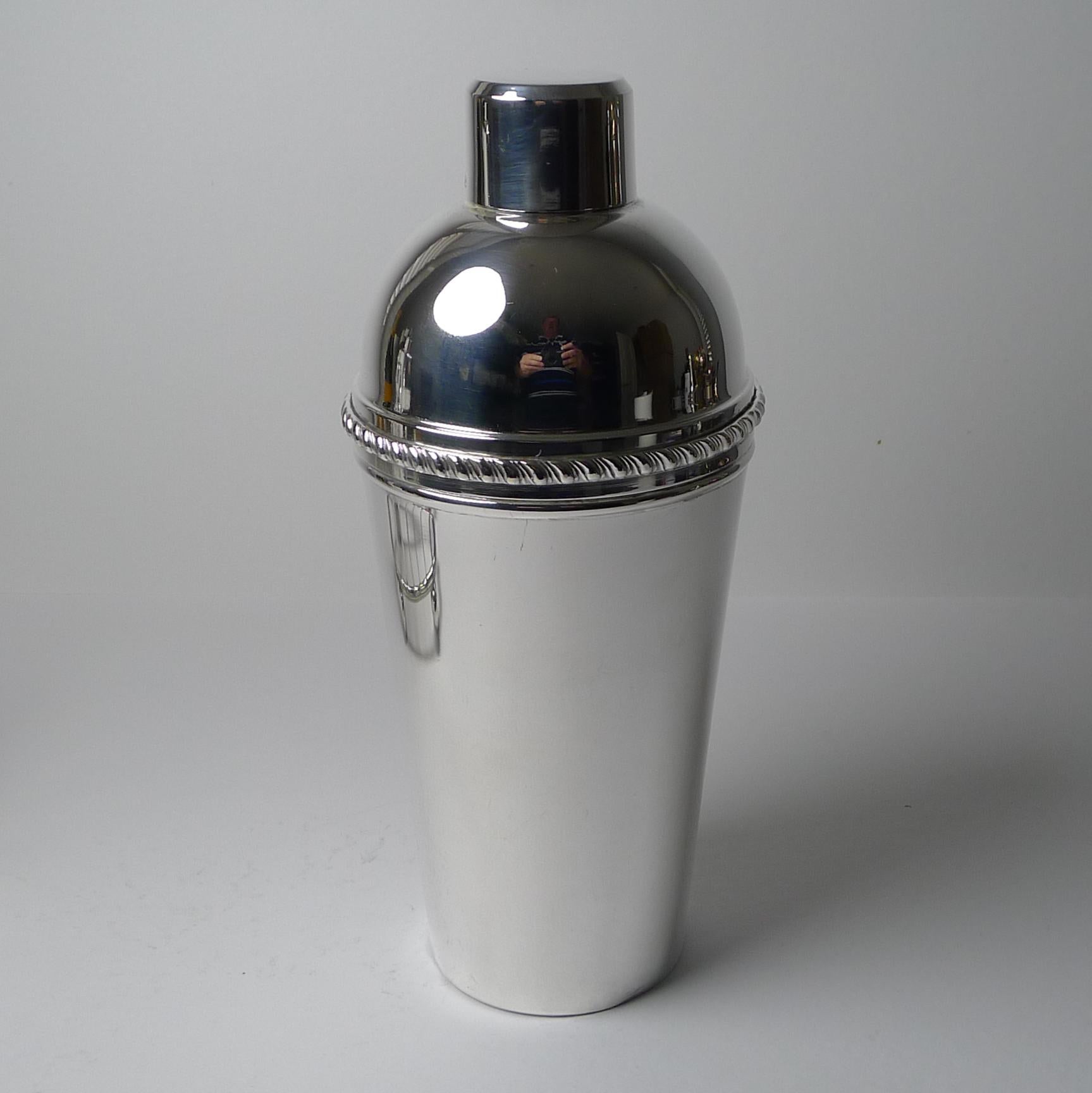 Un shaker Art Déco tardif datant des années 1940/1950 en métal argenté, provenant d'Italie.

Ce qui fait que cet exemple est très recherché, c'est le presse-citron ou la râpe intégrée à l'intérieur de la section supérieure ; toujours désirable et