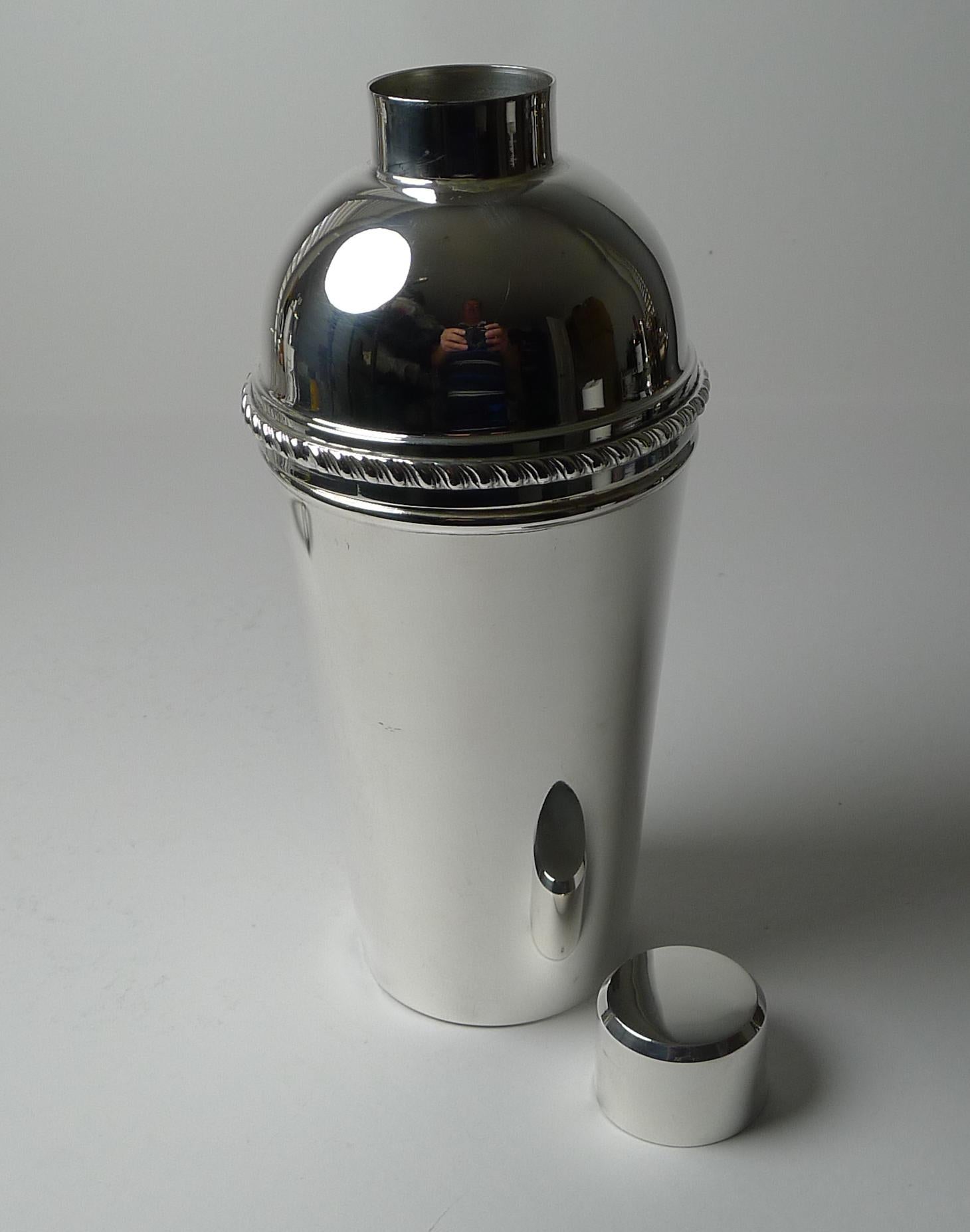 Shaker à cocktail italien vintage en métal argenté avec presse-citron intégré en vente 1