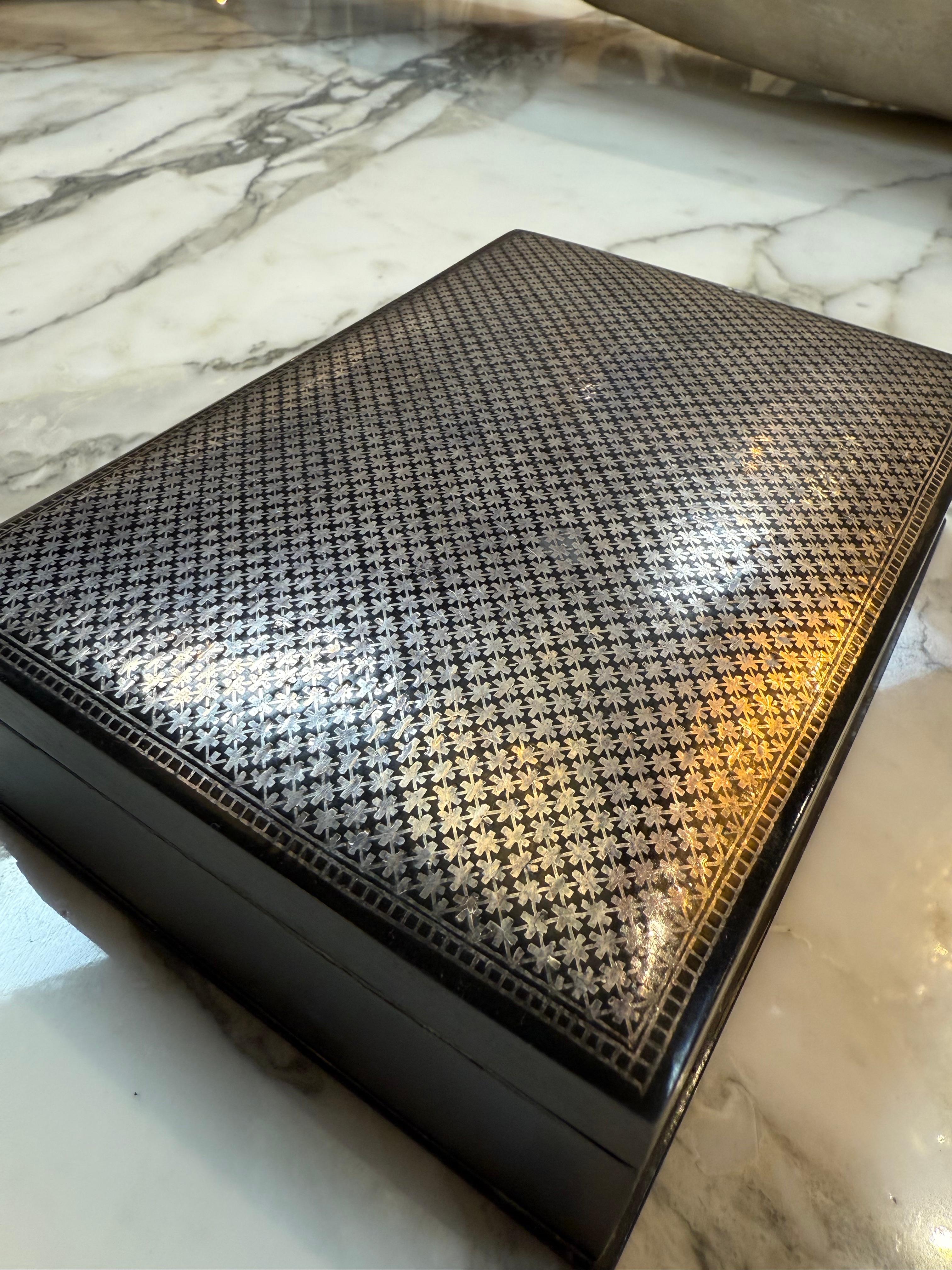 Italiano Scatola per carte da gioco guilloché d'epoca in argento in vendita