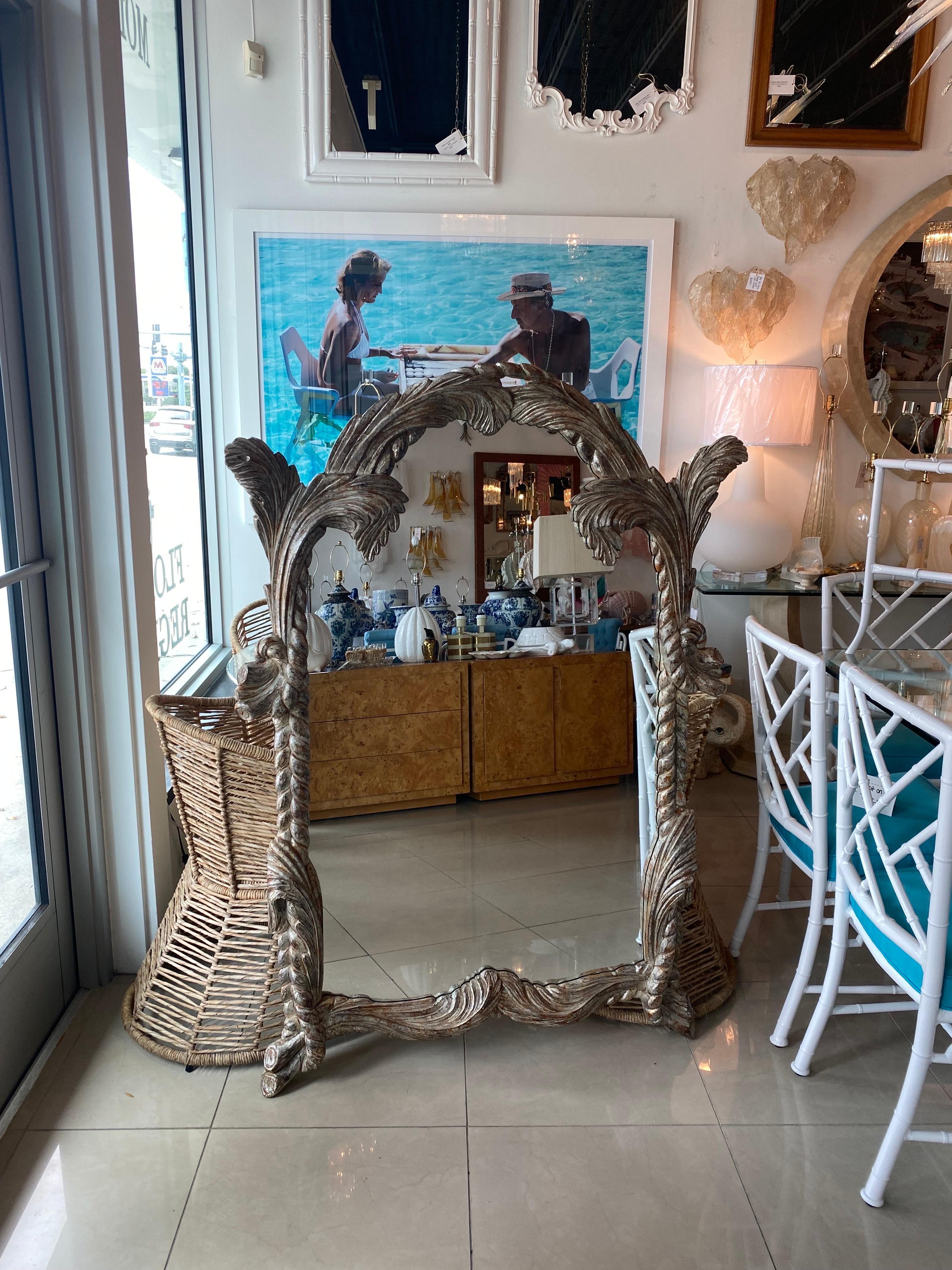 Hollywood Regency Specchio da parete LaBarge vintage in legno italiano intagliato a fronde di palma Due disponibili in vendita