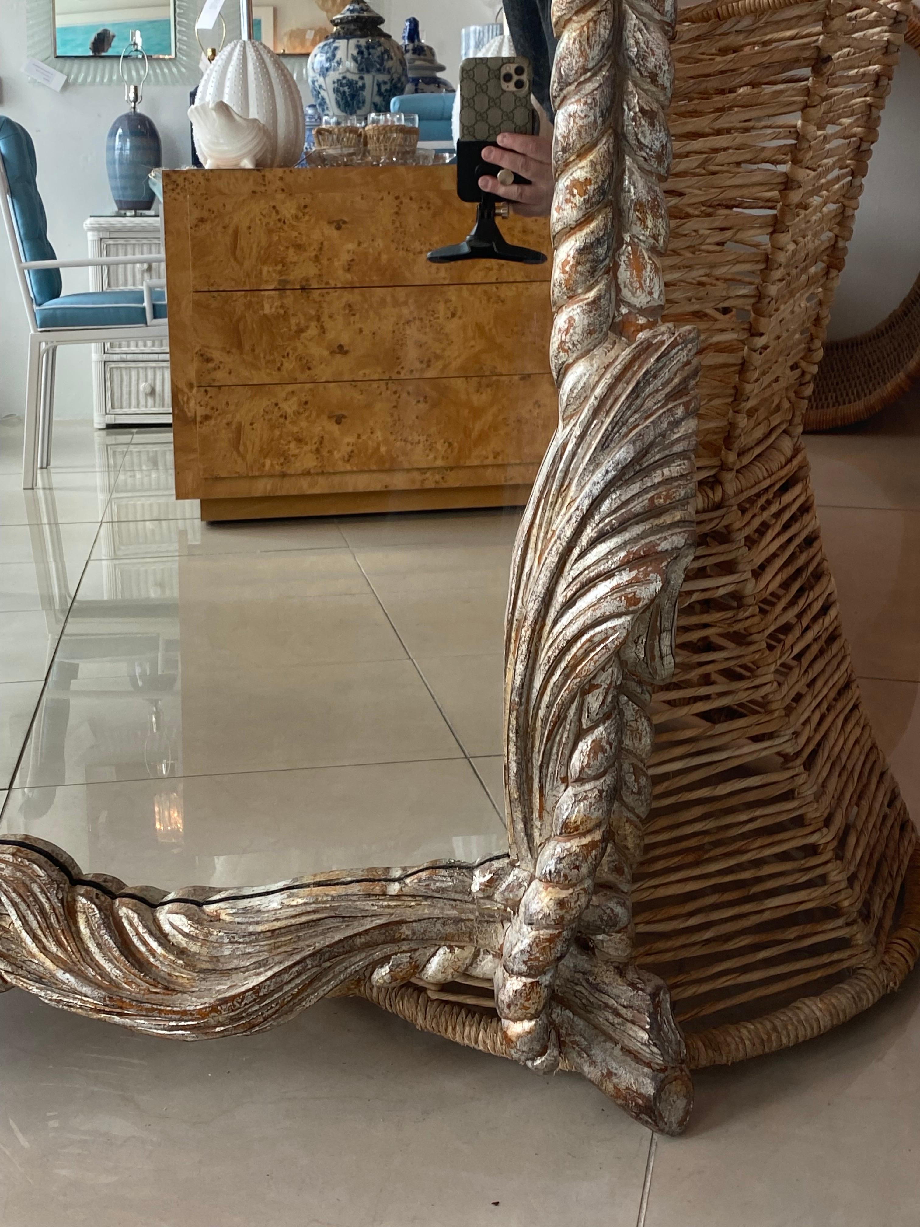 Specchio da parete LaBarge vintage in legno italiano intagliato a fronde di palma Due disponibili in vendita 1