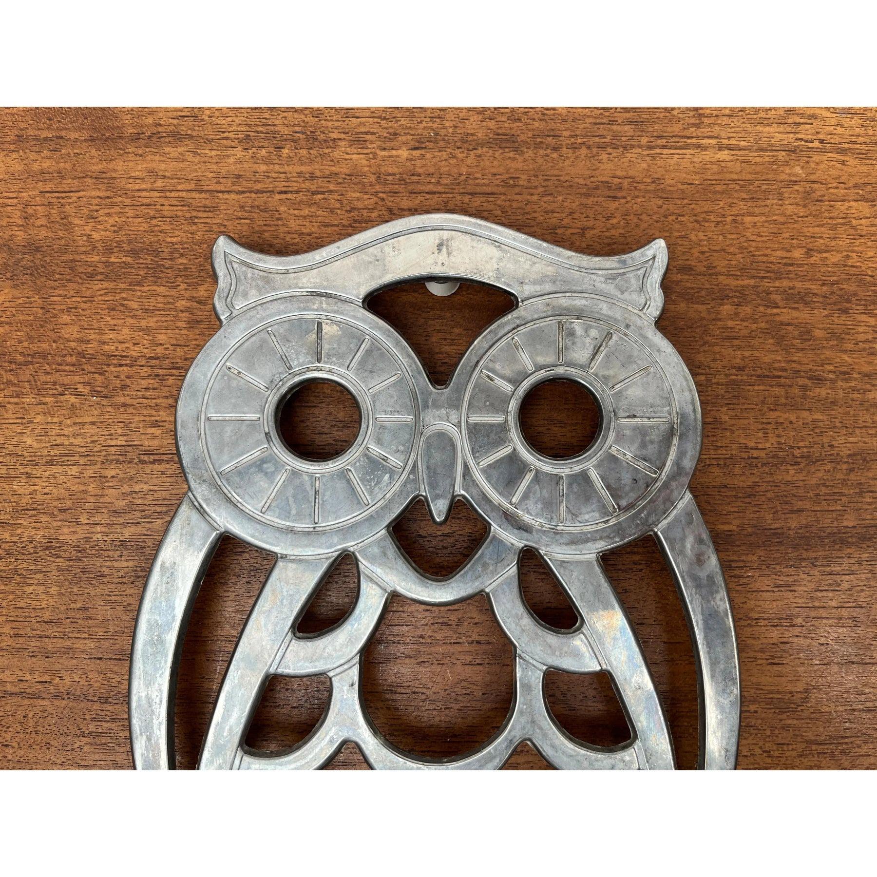 Vintage Italian Silverplated Metal Trivet Coaster with Owl Design from Leonard, in Very Good conditions. Conçue de 1970 à 1979 Cette pièce porte une marque d'attribution.

Informations complémentaires :
Matériaux : Métal
Couleur : Argent
Pays