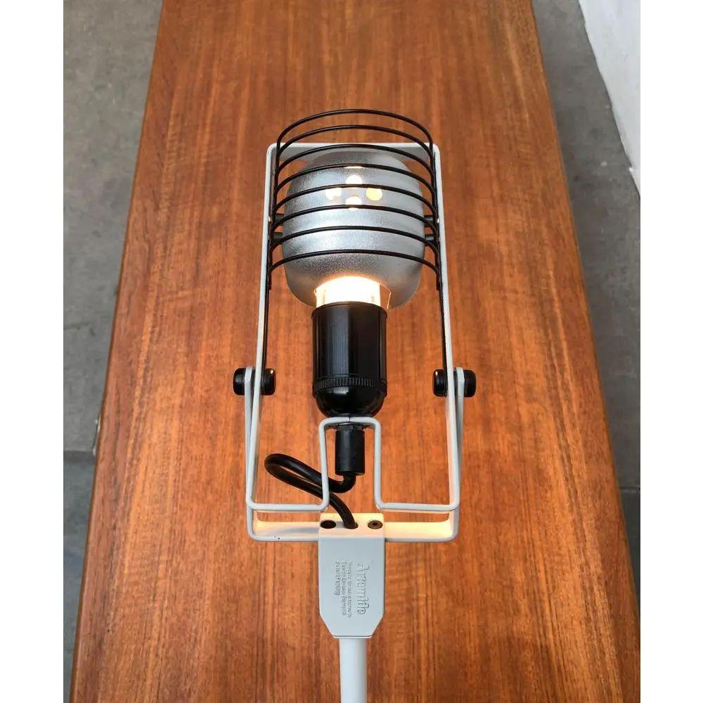 Rare table lamp from the Sintesi series of the Italian manufacturer Artemide after a design by Ernesto Gismondi from the 70s.

The lights show the characteristic elements of the Sintesi series, the black struts and the fine frame with joint. This is