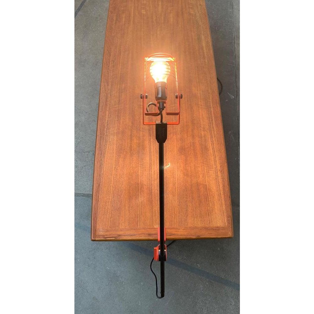 Rare table lamp from the Sintesi series of the Italian manufacturer Artemide designed by Ernesto Gismondi in the 70s.

The lamps show the characteristic elements of the Sintesi series, the black struts and the fine frame with joint. This is a rare