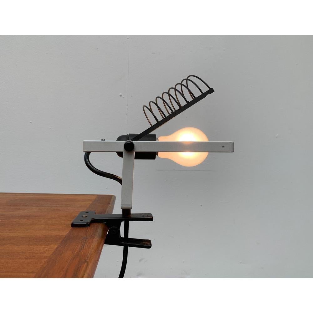 Raras lámparas de pinza de la serie Sintesi del fabricante italiano Artemide según un proyecto de Ernesto Gismondi de los años 70. Las luces muestran los elementos característicos de la serie Sintesi, los puntales negros y el fino marco con junta.