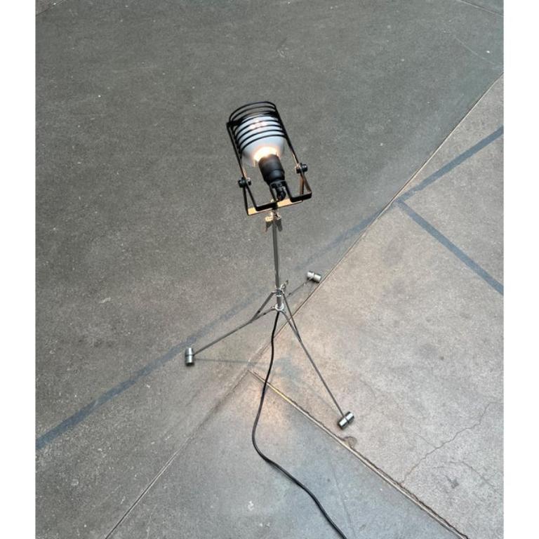 Rarissima e precoce versione della lampada da terra Sintesi dell'azienda italiana Artemide, disegnata da Ernesto Gismondi.u2028

La particolarità di questa Sintesi sta nella base, che è stata progettata come un treppiede flessibile. Le versioni