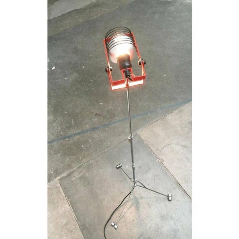 Rarissima e precoce versione della lampada da terra Sintesi dell'azienda italiana Artemide, disegnata da Ernesto Gismondi.

La particolarità di questa Sintesi sta nella base, che è stata progettata come un treppiede flessibile. Le versioni