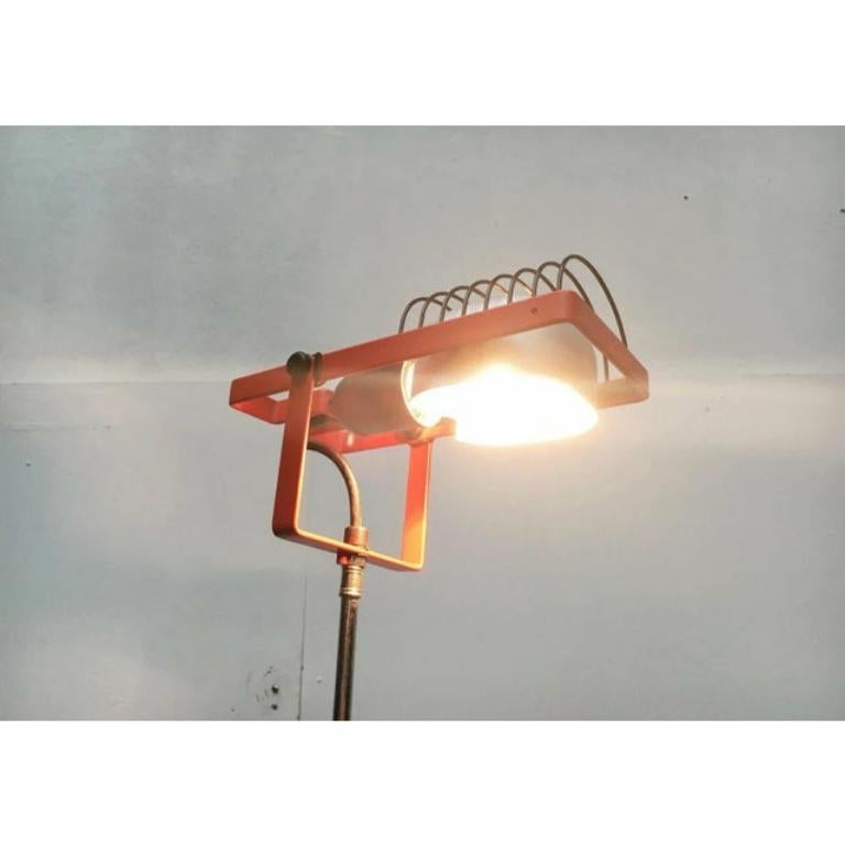 Mid-Century moderno Vintage Italian Lamp Sintesi Terra Foldable Tripod Floor Lamp di Ernesto, anni '70 in vendita
